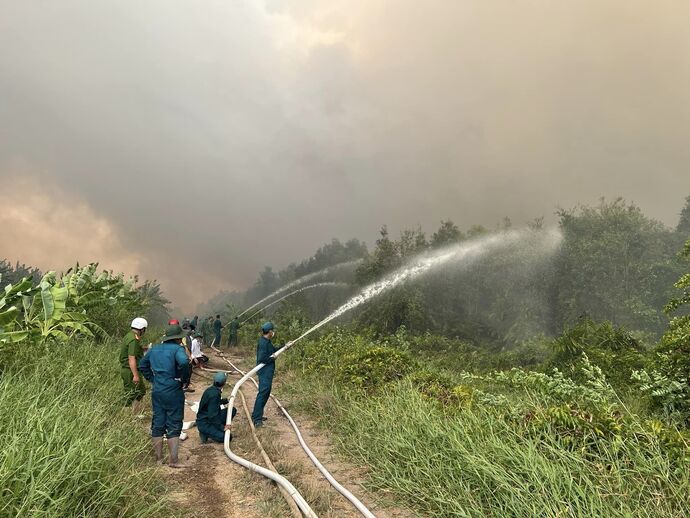 Lực lượng chức năng chữa cháy xuyên đêm.