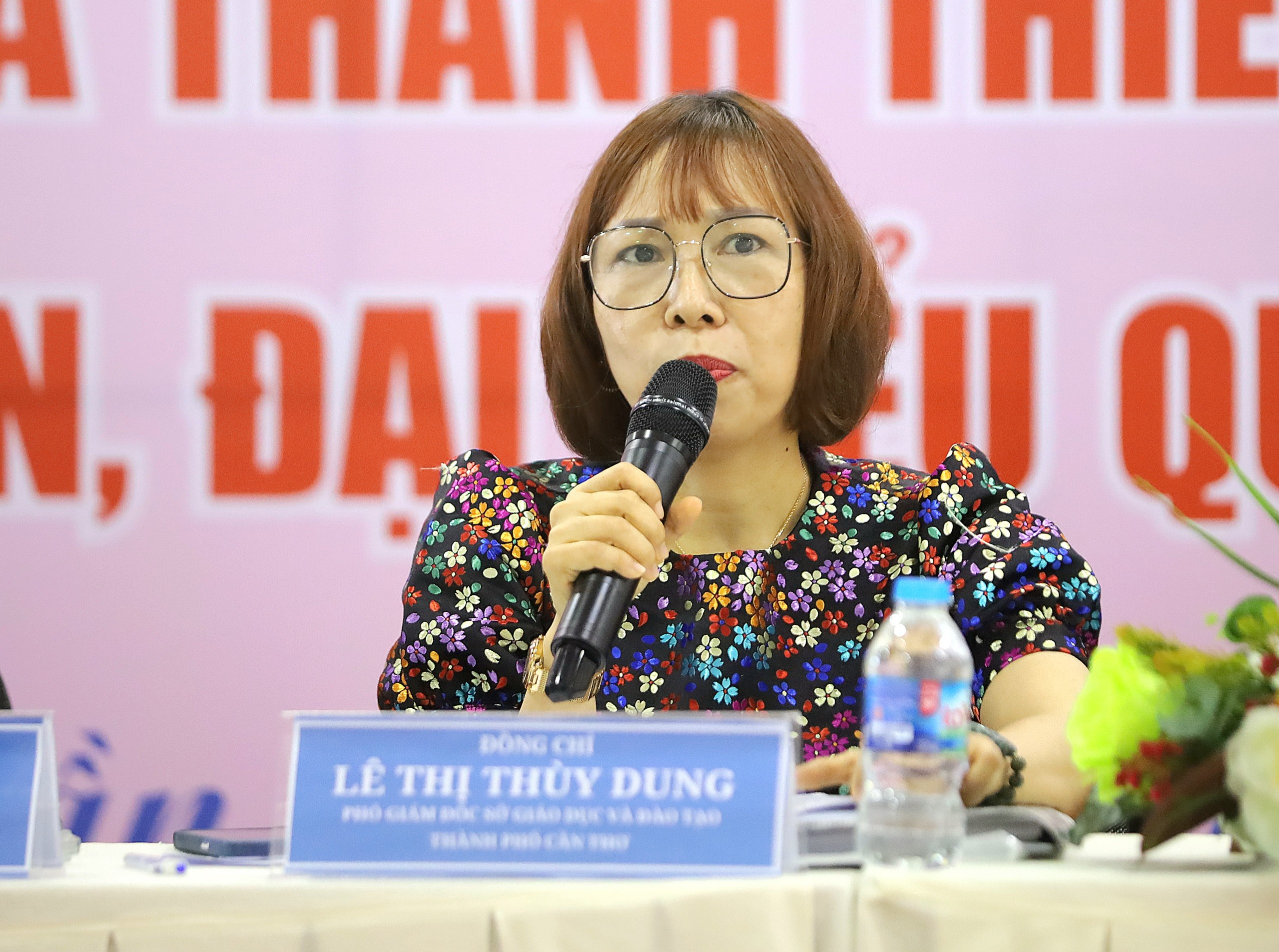 Bà Lê Thị Thùy Dung - Phó Giám đốc Sở GD-ĐT TP. Cần Thơ trả lời câu hỏi của thanh thiếu nhi tại chương trình.
