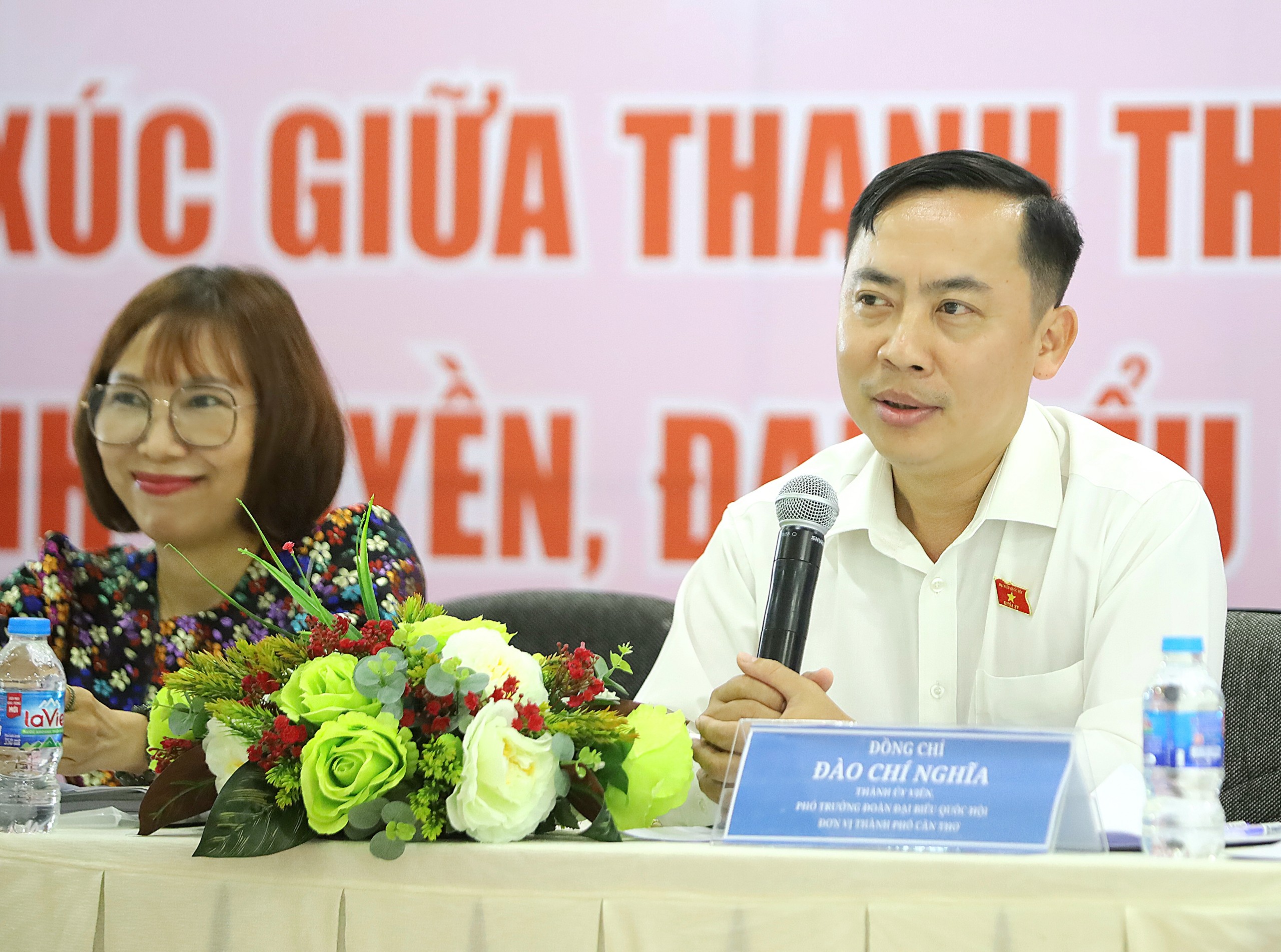 Ông Đào Chí Nghĩa - Phó Trưởng đoàn Đại biểu Quốc hội chuyên trách TP. Cần Thơ trả lời câu hỏi của thanh thiếu nhi tại chương trình.