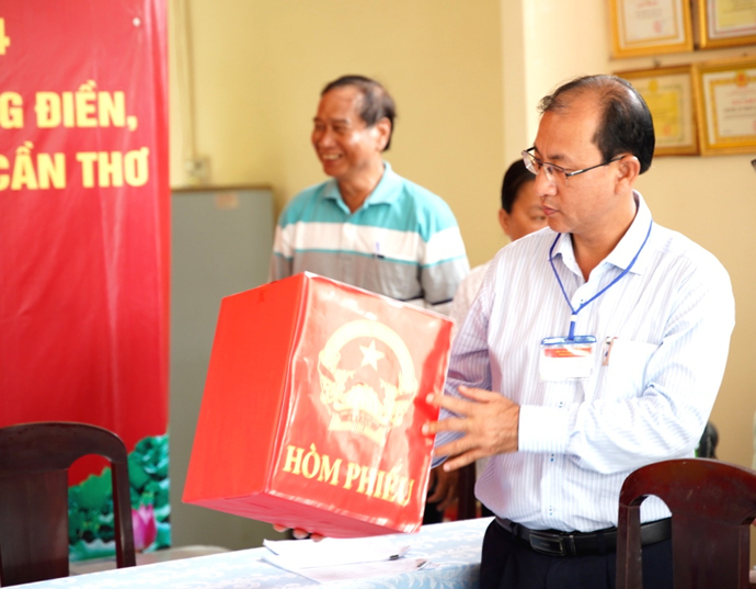 Ông Nguyễn Trung Nghĩa - Chủ tịch UBND huyện kiểm tra công tác bầu cử.