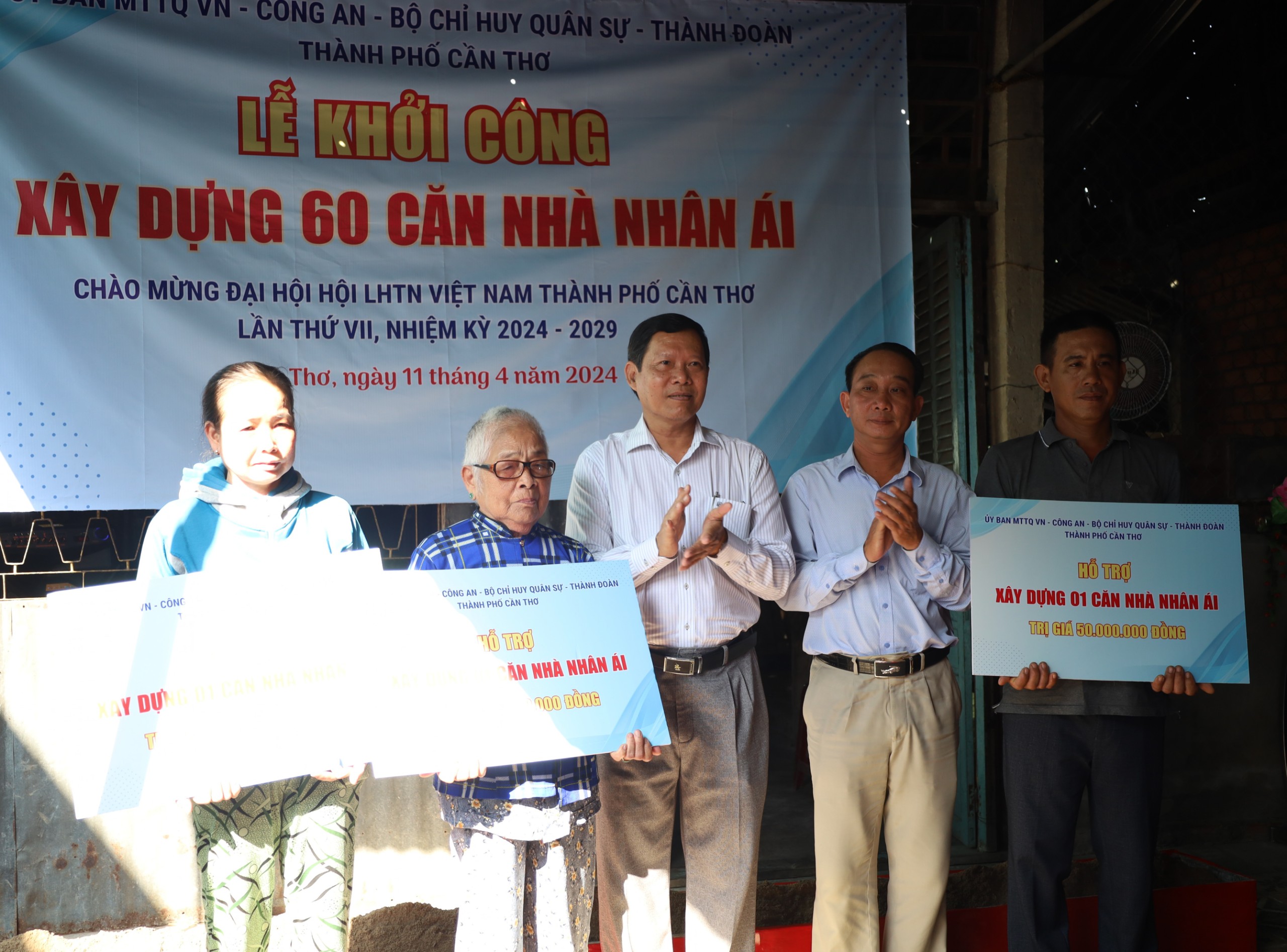 Ông Nguyễn Hoàng Ba - Bí thư Quận ủy, Chủ tịch HÐND quận Ô Môn trao tặng bảng tượng trưng Nhà Nhân ái cho các hộ dân trên địa bàn quận Ô Môn.