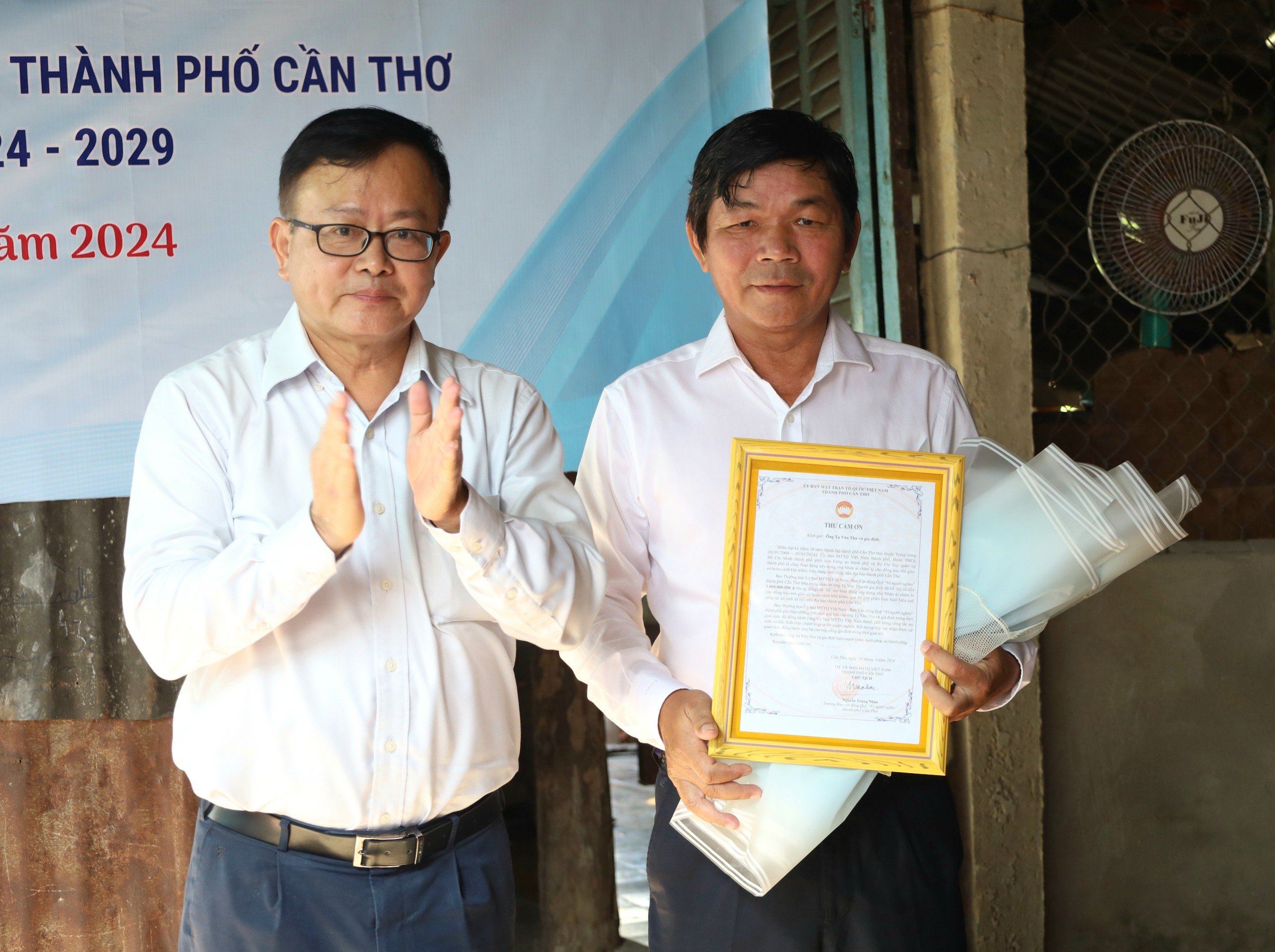 Ông Nguyễn Trung Nhân - Chủ tịch Ủy ban MTTQ Việt Nam TP. Cần Thơ tặng hoa và thư cám ơn cho đại diện đơn vị tài trợ.