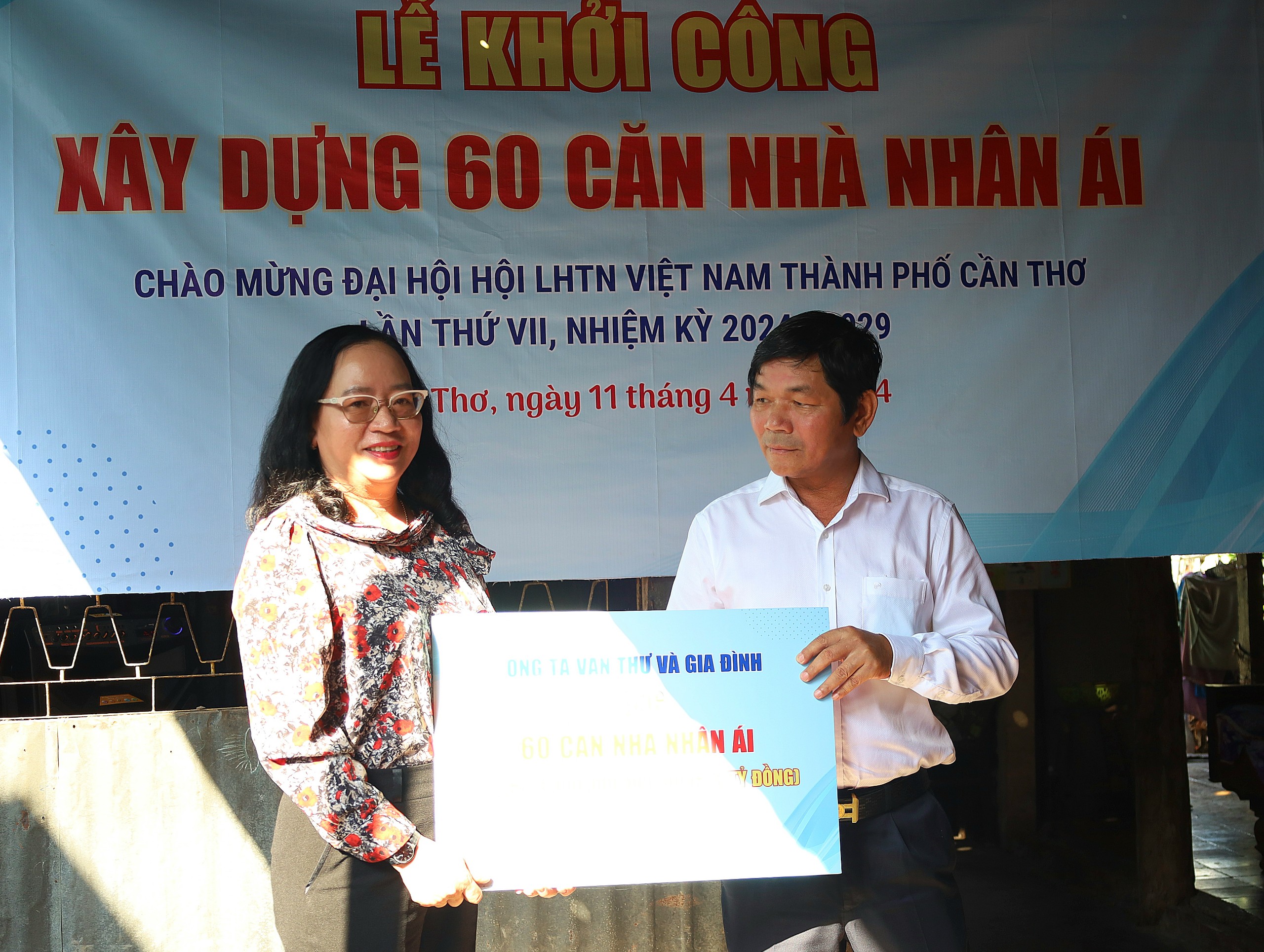 Bà Nguyễn Thúy Hằng – Phó Chủ tịch UB MTTQ VN TP. Cần Thơ nhận bảng tượng trưng 60 căn Nhà Nhân ái từ đơn vị tài trợ.