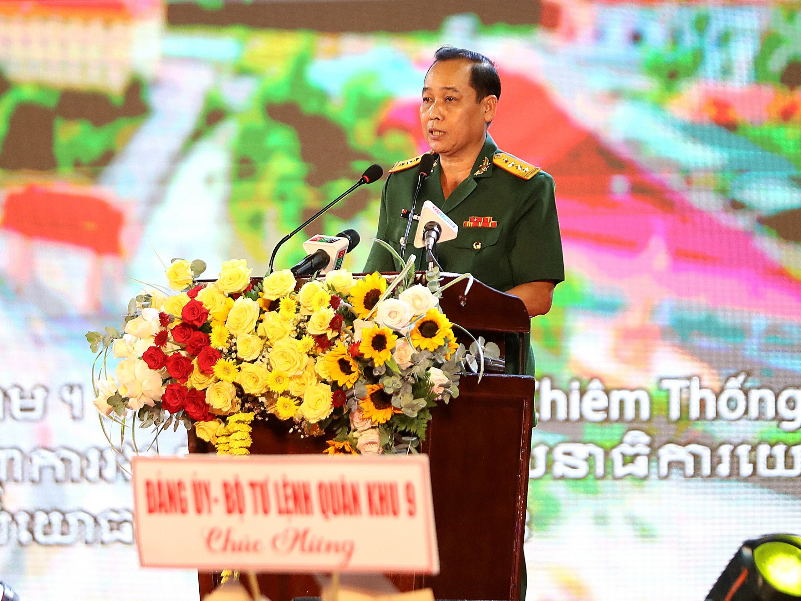Đại tá Trần Quốc Khởi - Phó Chính ủy Bộ Chỉ huy quân sự TP. Cần Thơ báo cáo các hoạt động tại lễ tổng kết.