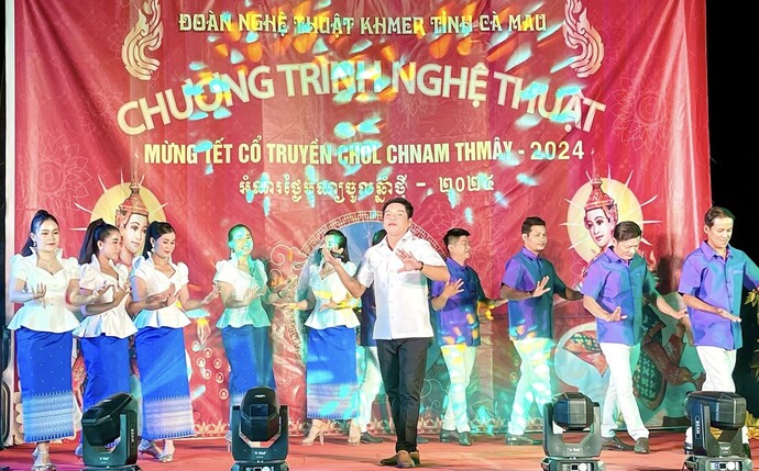 Đoàn nghệ thuật Khmer tỉnh Cà Mau biểu diễn chương trình nghệ chào mừng Tết Chôl Chnăm Thmây.