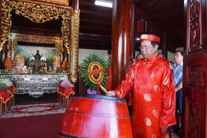 Bí thư Tỉnh ủy Nguyễn Tiến Hải đánh trống khai lễ.