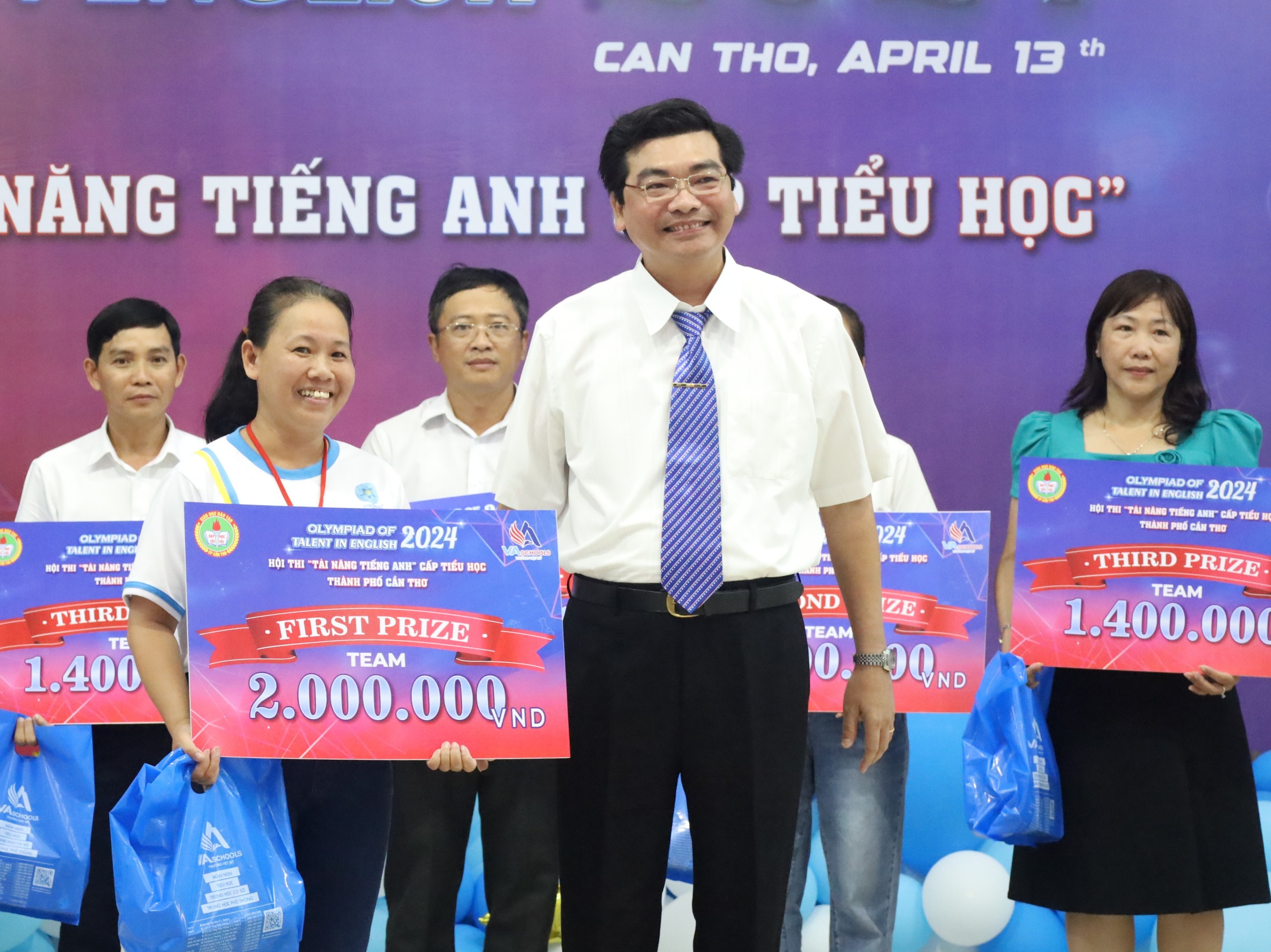 Ông Trần Thanh Bình - Giám đốc Sở GD&ĐT TP. Cần Thơ trao giải nhất tập thể cho Phòng Giào dục và Đào tạo quận Cái Răng.