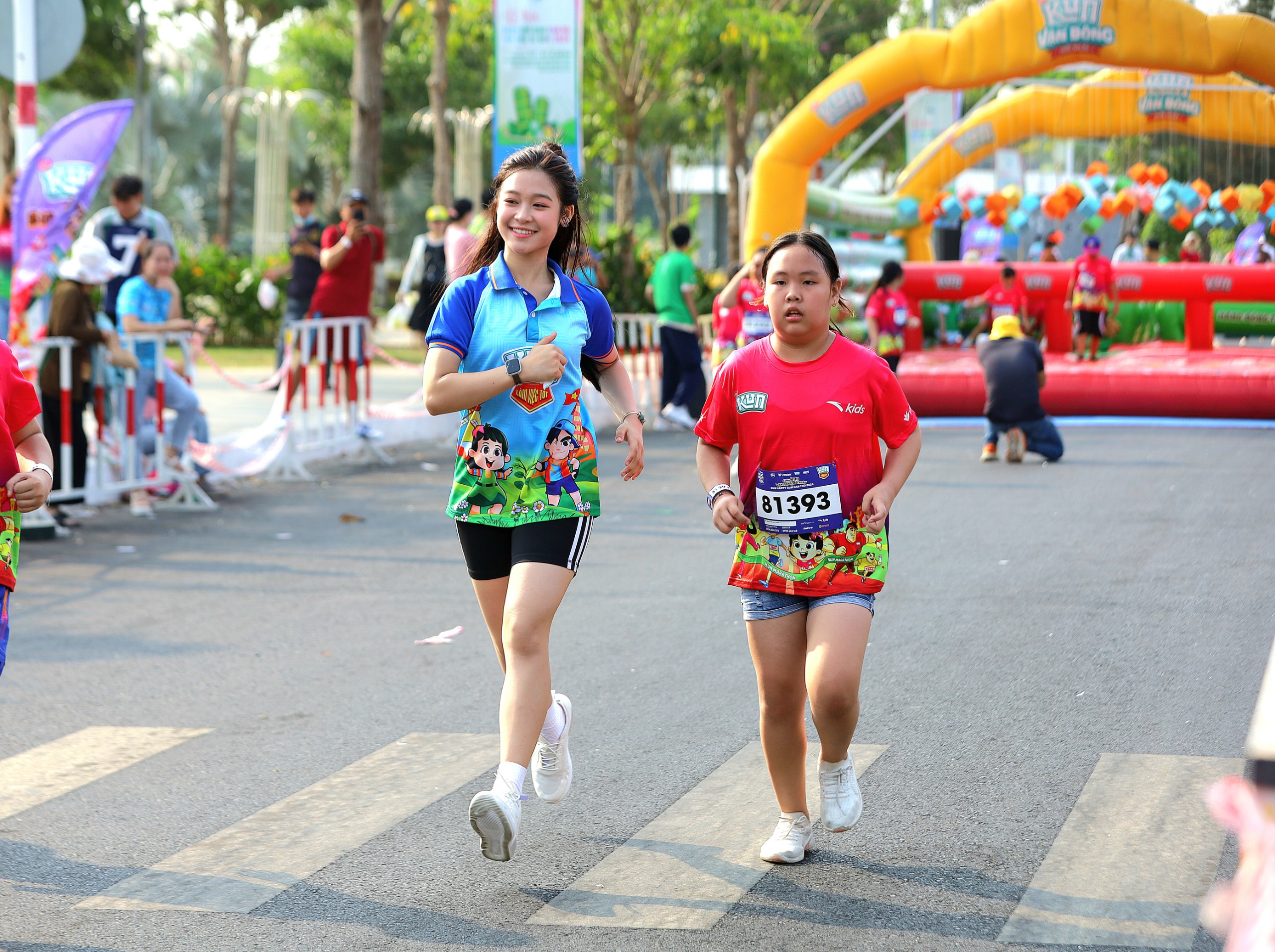 Ca sĩ, diễn viên nhí Bảo Ngọc tham gia chạy cùng các em nhỏ.