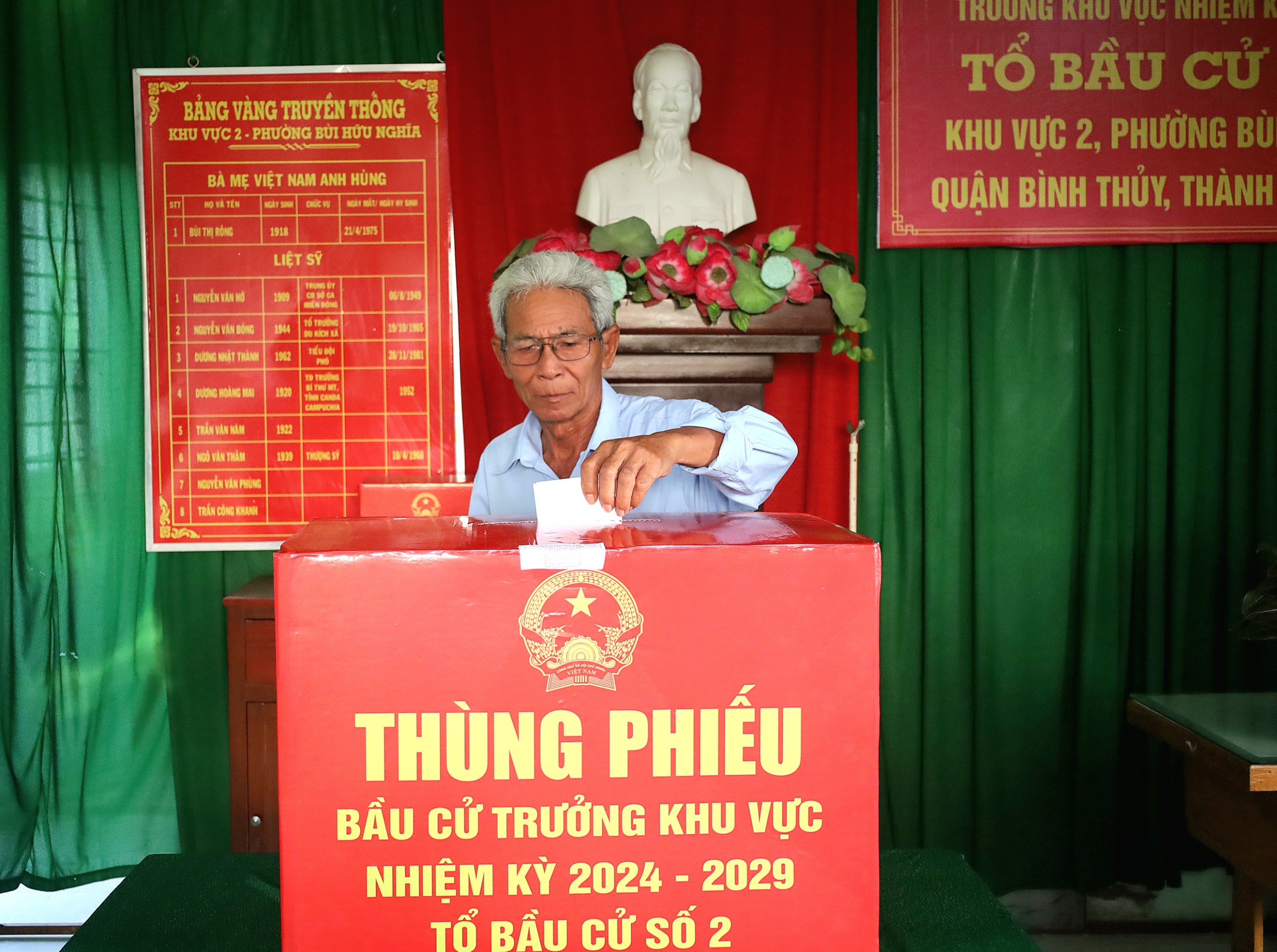 Cử tri bỏ phiếu bầu Trưởng khu vực Tổ bầu cử số 2, phường Bùi Hữu Nghĩa, quận Bình Thủy.