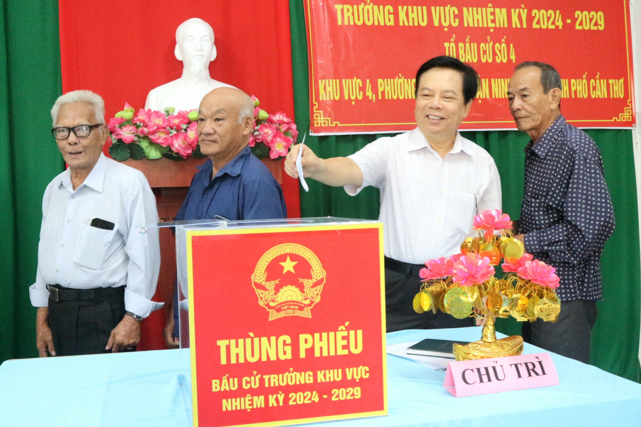 Cử tri bỏ phiếu bầu Trưởng khu vực tại Tổ bầu cử số 4, phường Cái Khế, quận Ninh Kiều.