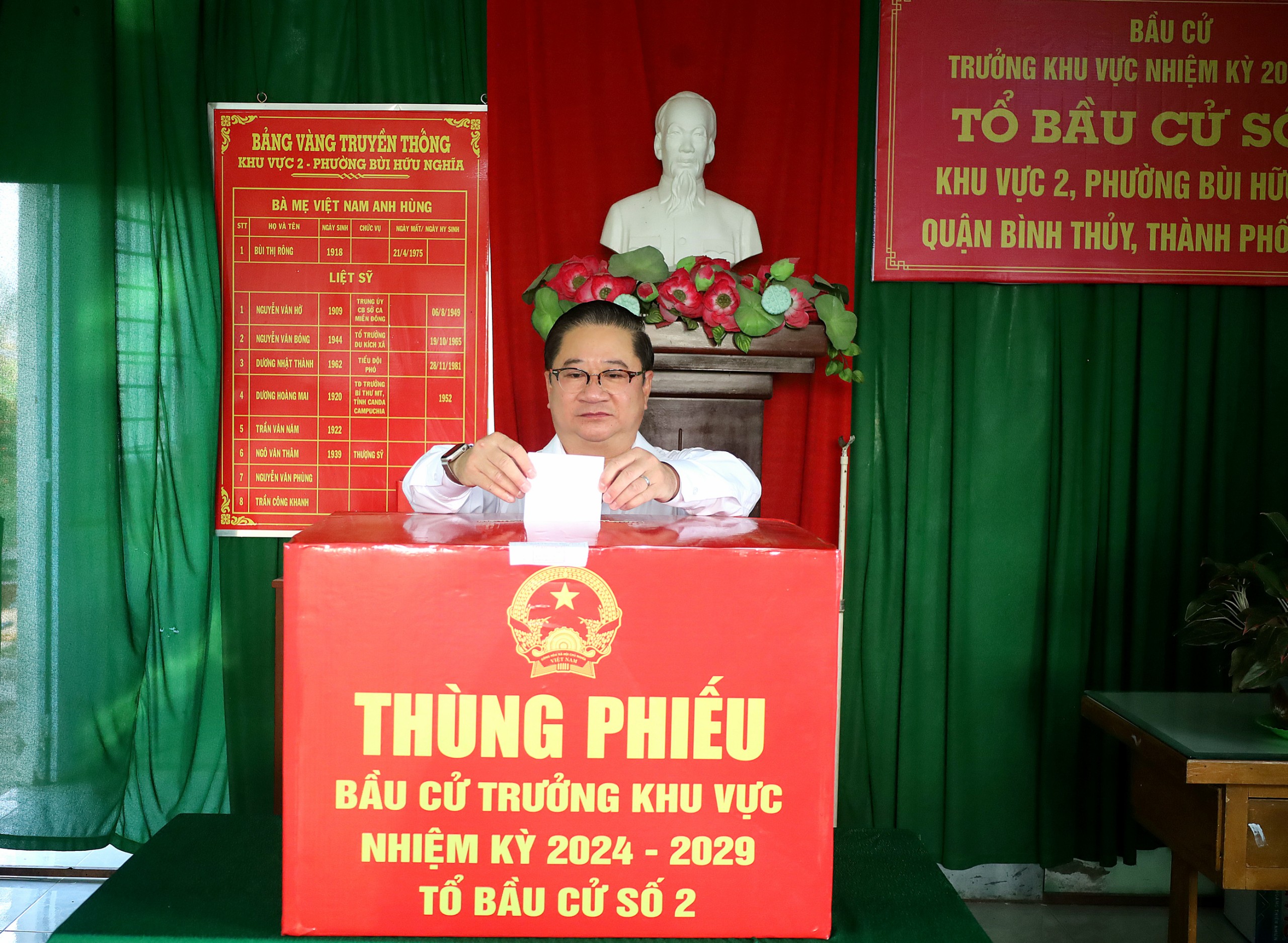 Ông Trần Việt Trường - Phó Bí thư Thành ủy, Chủ tịch UBND TP. Cần Thơ bỏ phiếu tại Tổ bầu cử số 2 – phường Bùi Hữu Nghĩa, quận Bình Thủy.