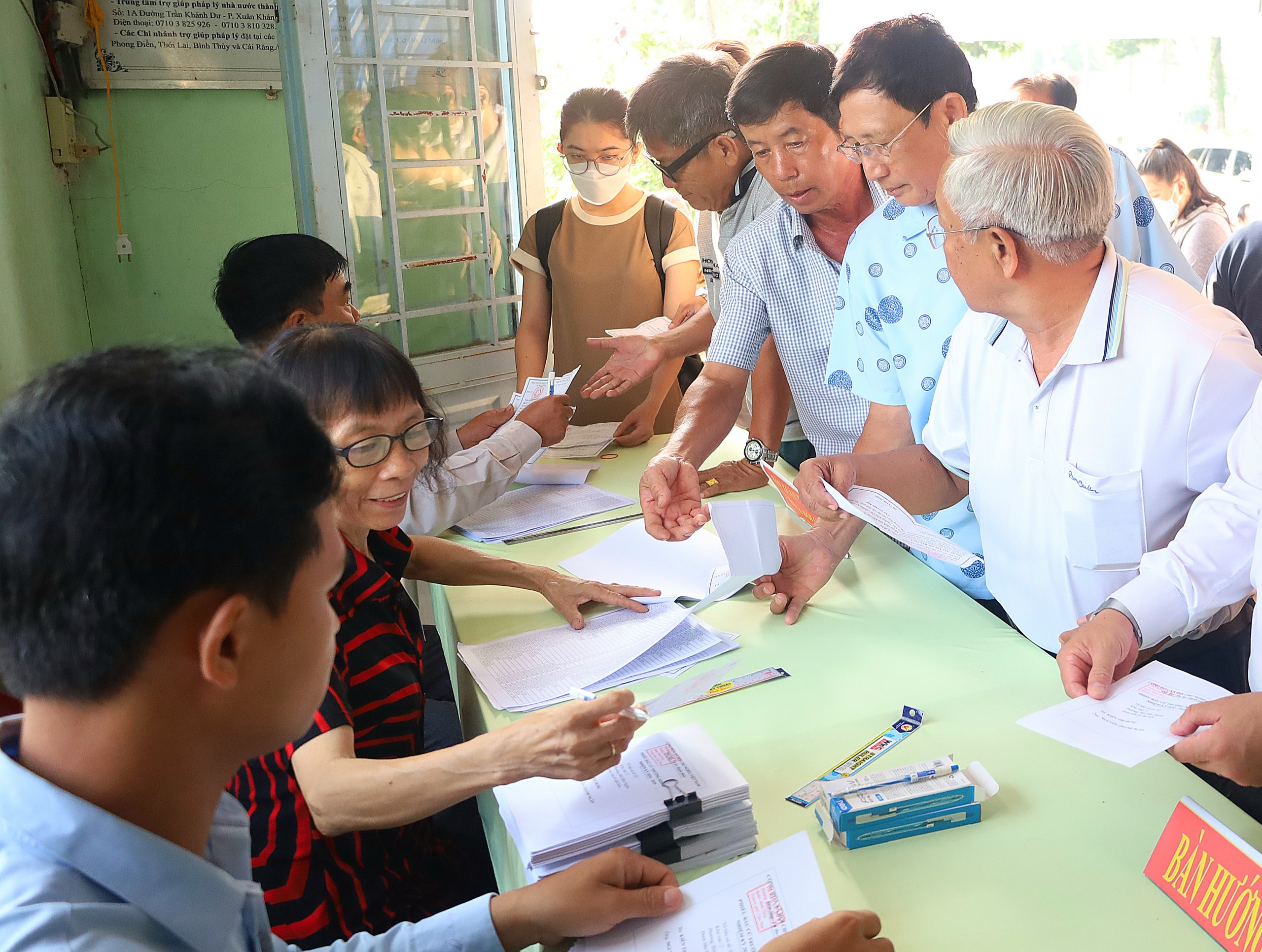 Tổ bầu cử số 2 – phường Bùi Hữu Nghĩa, quận Bình Thủy nhận phiếu bầu.