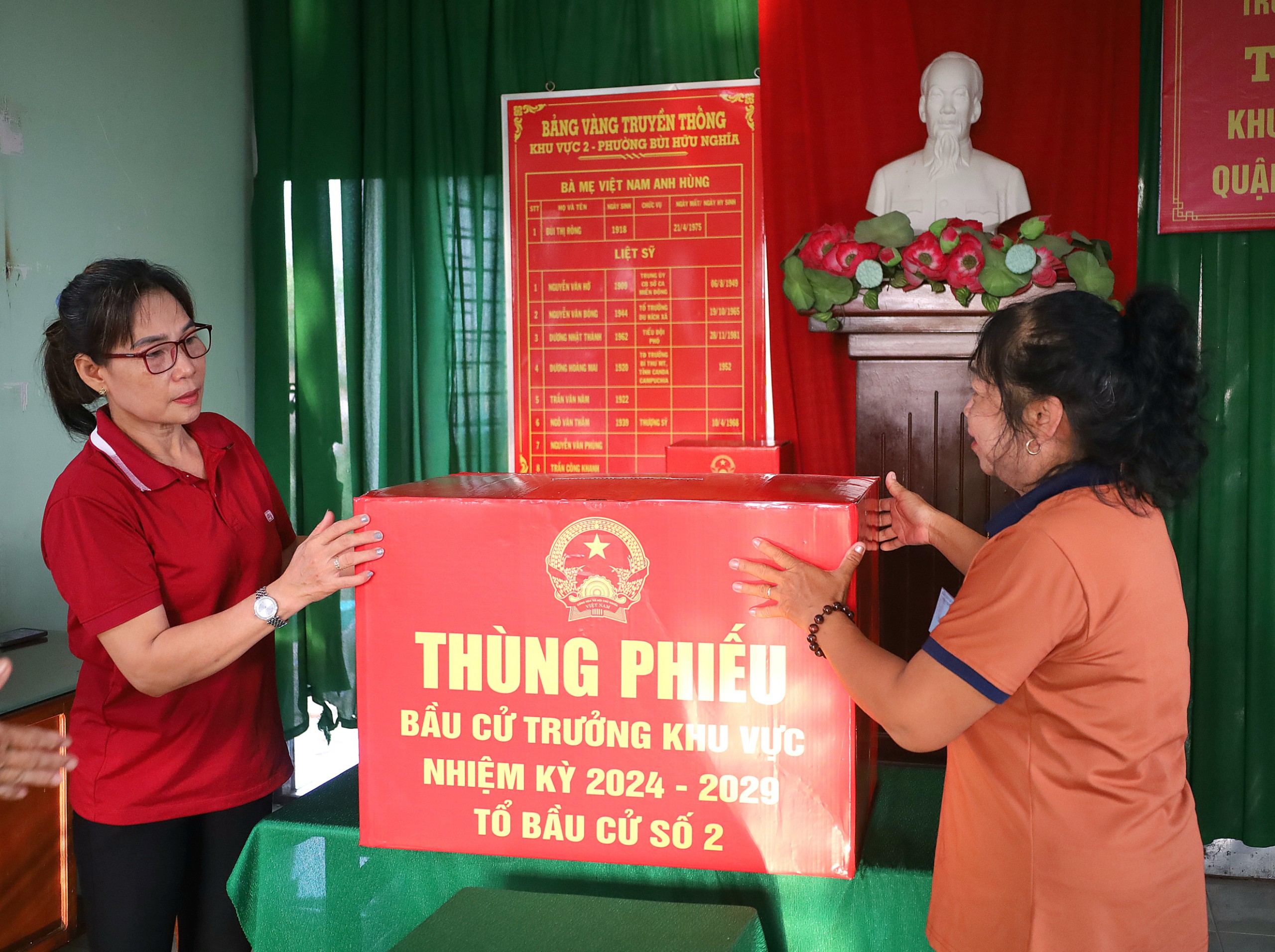 Tổ bầu cử số 2 – phường Bùi Hữu Nghĩa, quận Bình Thủy tiến hành kiểm tra thùng phiếu.