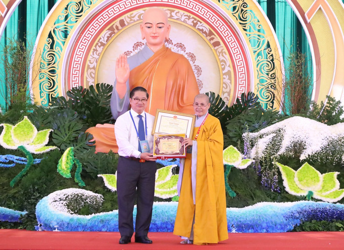 Ông Trần Việt Trường trao tặng bằng khen cho Phân ban Ni giới PG TP.Cần Thơ. Ảnh: phatsuonline.vn