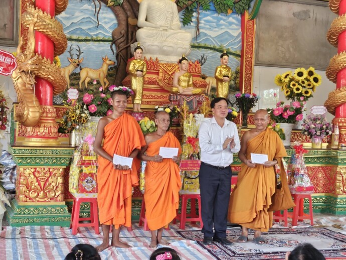 Ông Huỳnh Quốc Việt - Chủ tịch UBND tỉnh Cà Mau; các sở, ban, ngành tỉnh, UBND TP Cà Mau và UBND Phường 1, TP Cà Mau gửi tặng nhiều phần quà cho chùa Movivongsa.