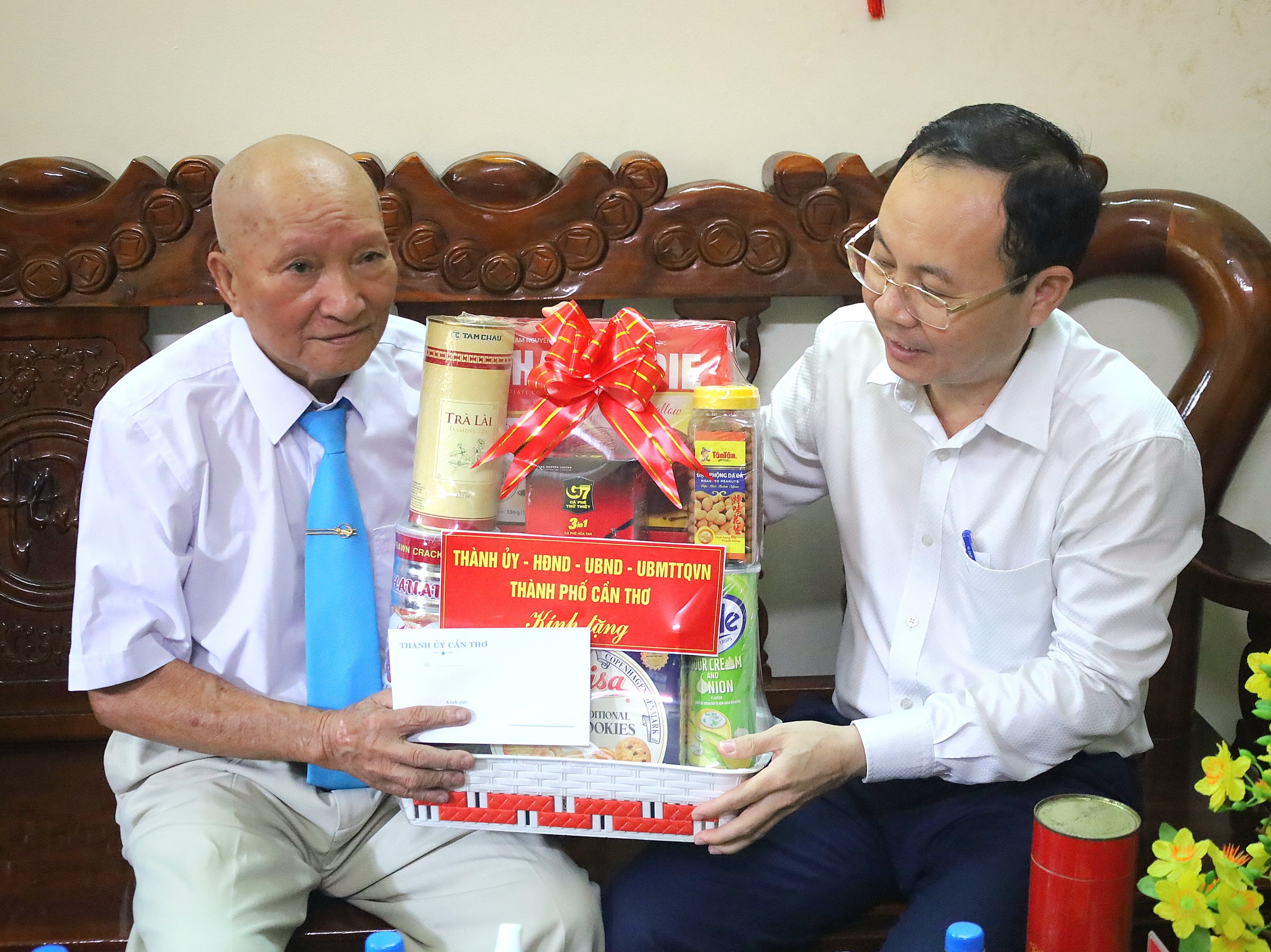 Ông Nguyễn Văn Hiếu - Ủy viên dự khuyết BCH Trung ương Đảng, Bí thư Thành ủy Cần Thơ tặng quà Chuẩn úy Trần Quang Thành.