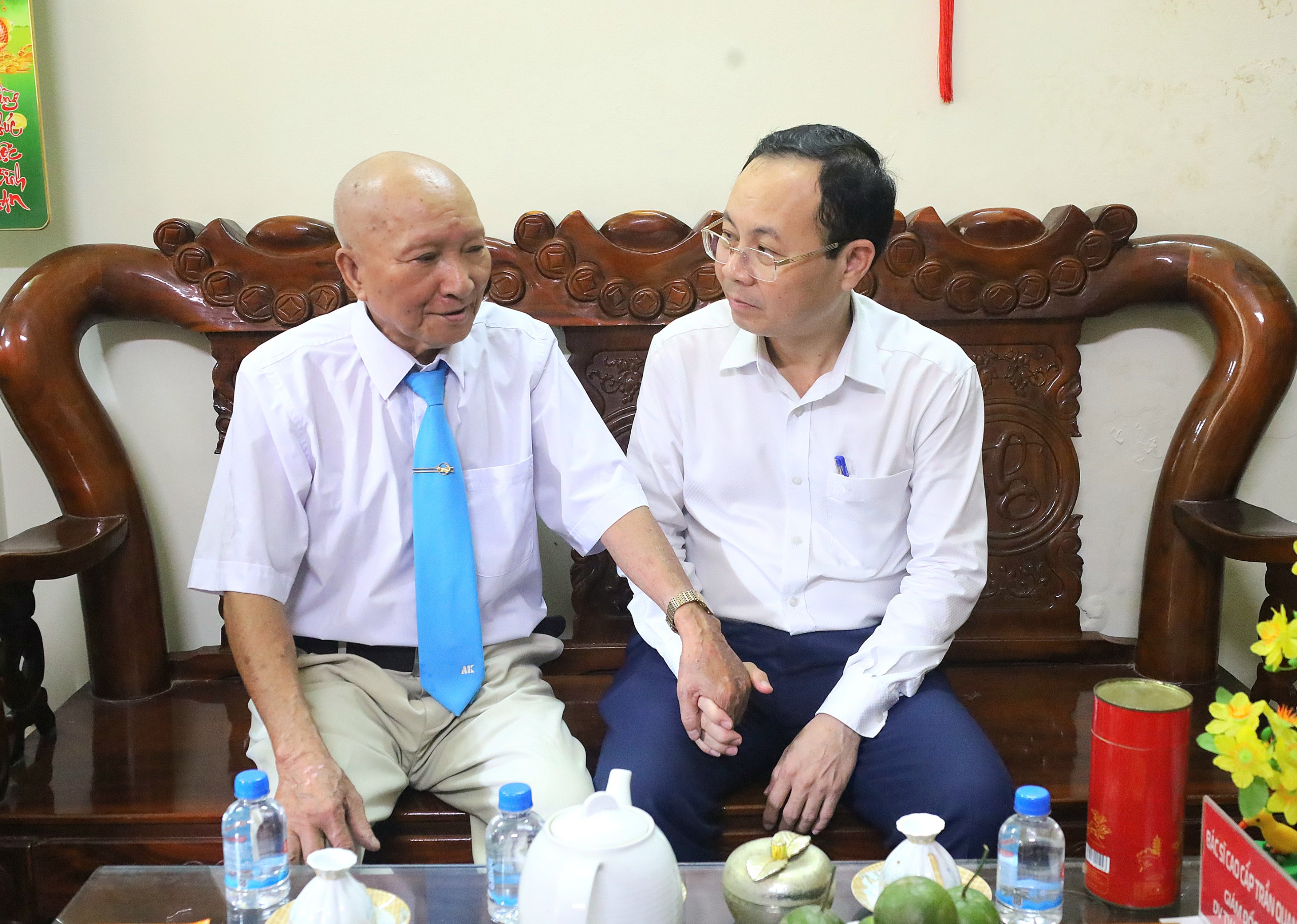 Ông Nguyễn Văn Hiếu - Ủy viên dự khuyết BCH Trung ương Đảng, Bí thư Thành ủy Cần Thơ trò chuyện cùng Chuẩn úy Trần Quang Thành.