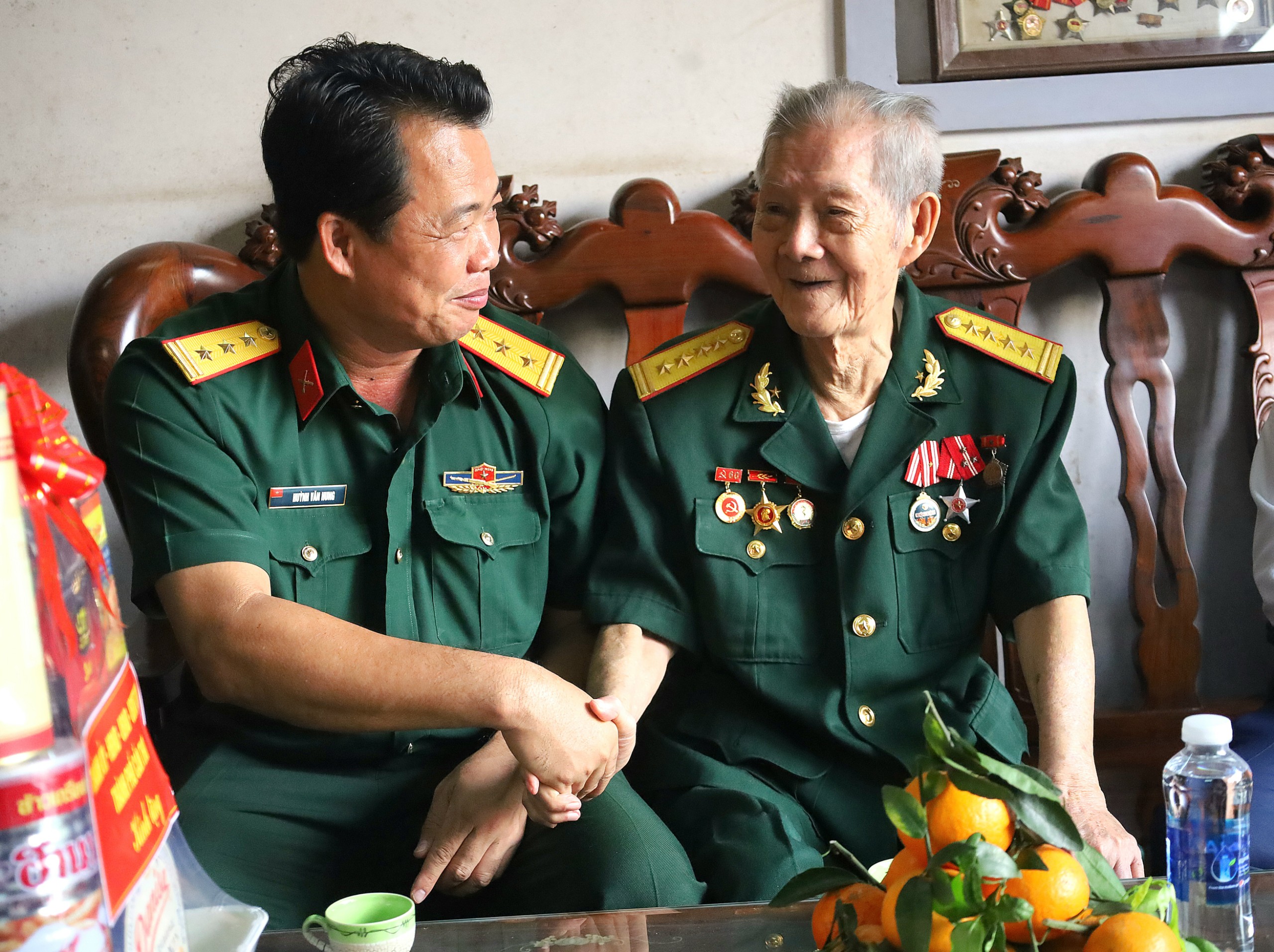 Thượng tá Huỳnh Văn Hung - Ủy viên BTV Thành ủy, Chỉ huy trưởng Bộ Chỉ huy Quân sự TP. Cần Thơ thăm hỏi Đại tá Nguyễn Trọng Ngữ.