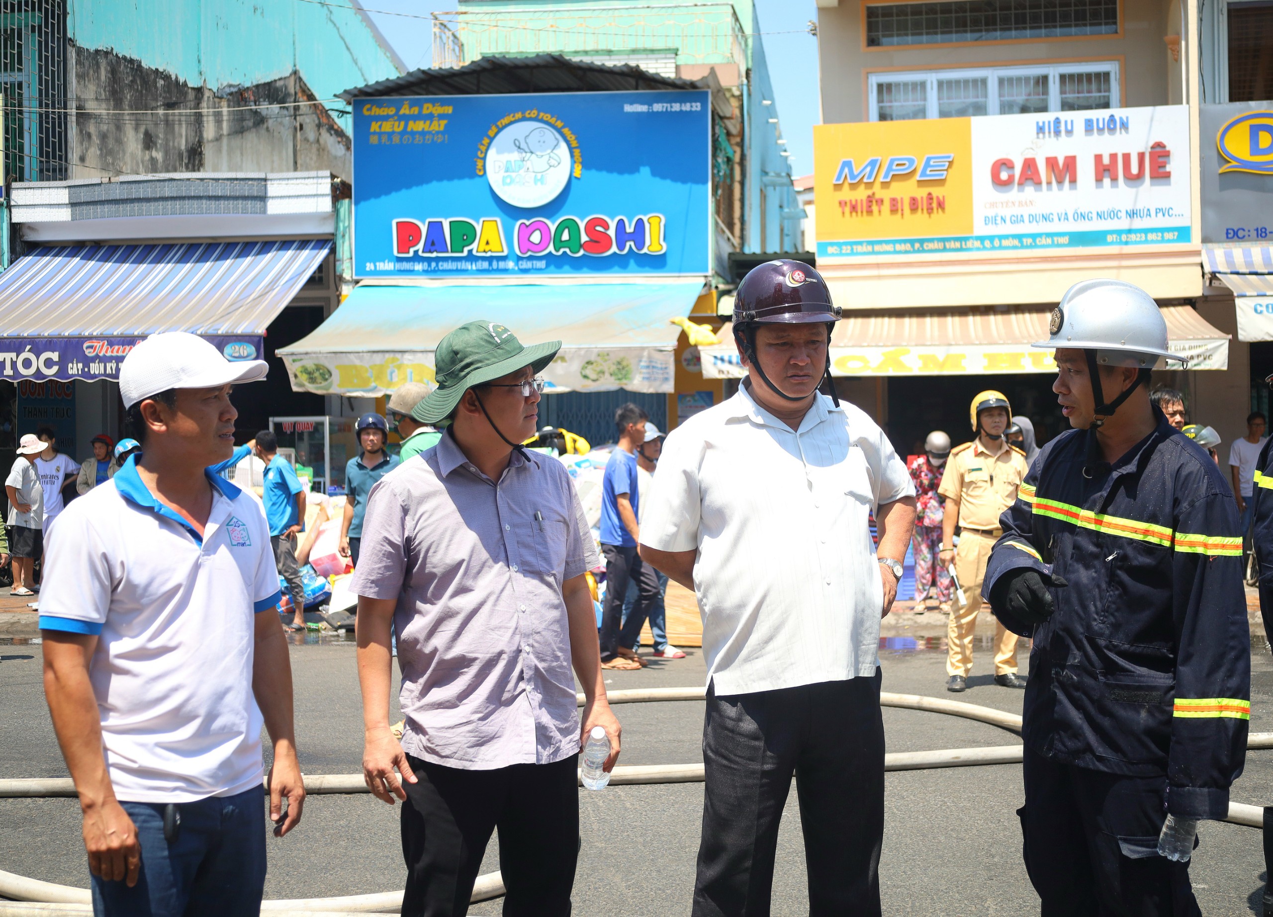Ông Võ Anh Huy (thứ 2 từ trái qua) - Chủ tịch UBND quận Ô Môn có mặt ở hiện trường trực tiếp chỉ đạo công tác chữa cháy.