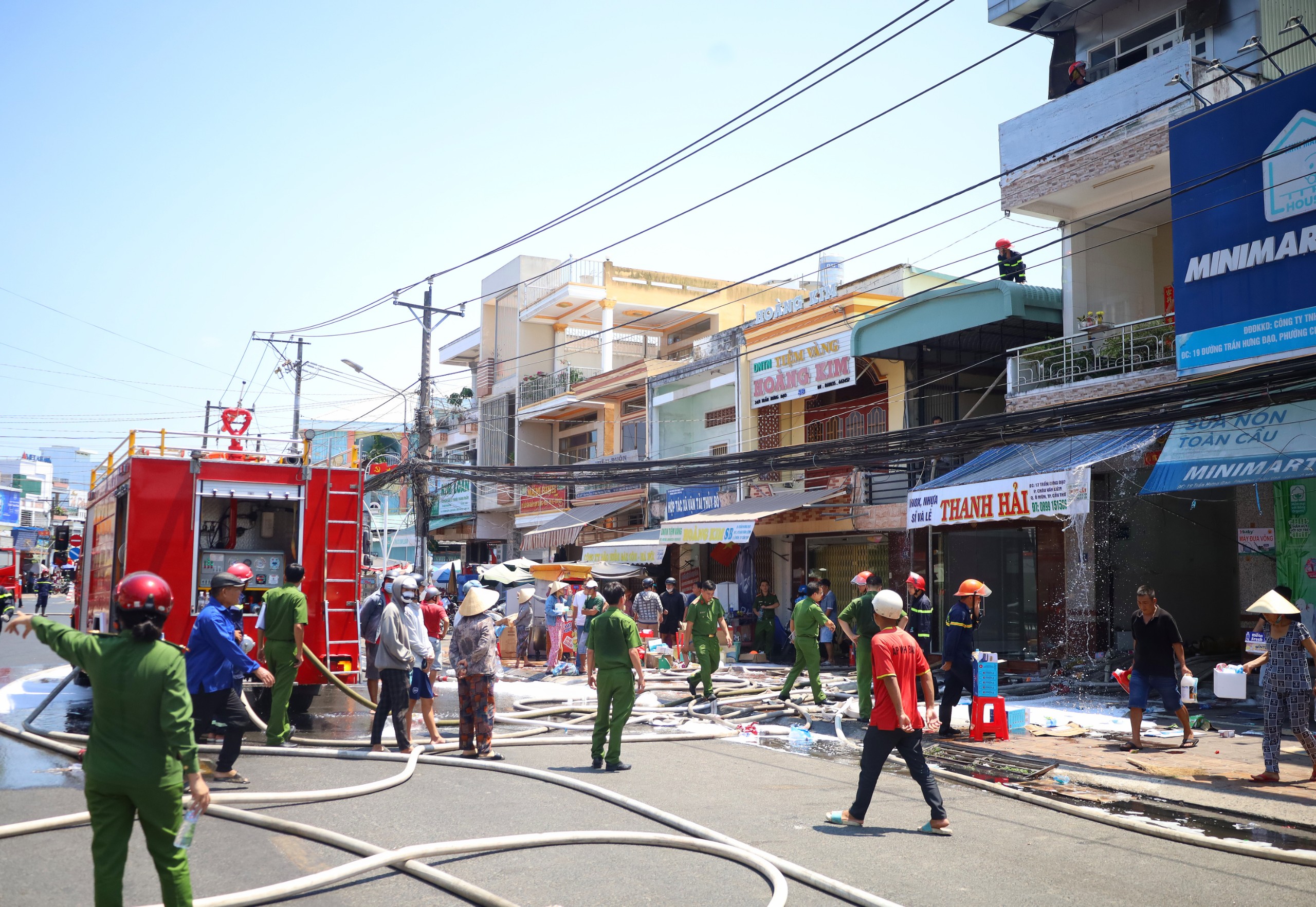 Hiện trường vụ cháy cửa hàng bán đồ nhựa, inox Thanh Hải, đường Trần Hưng Đạo, phường Châu Văn Liêm, quận Ô Môn.