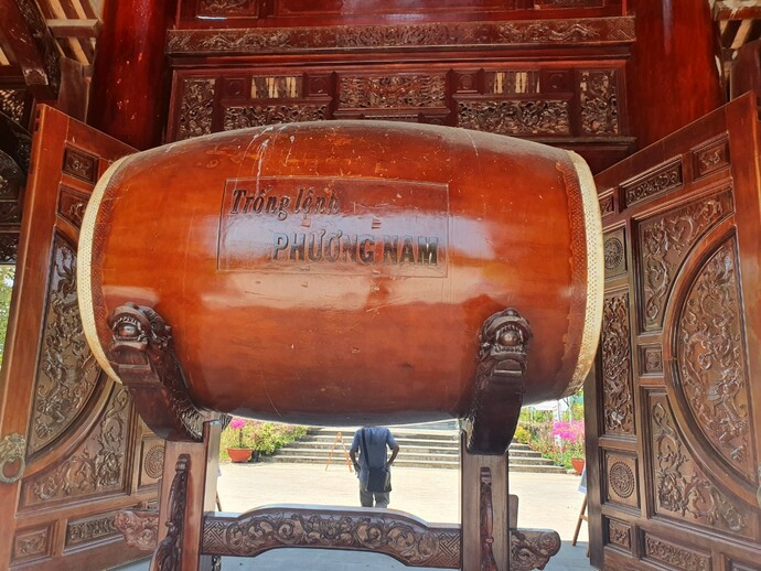 Chiếc trống độc mộc bằng gỗ sến lớn nhất Việt Nam. (Ảnh: Thanh Bình)