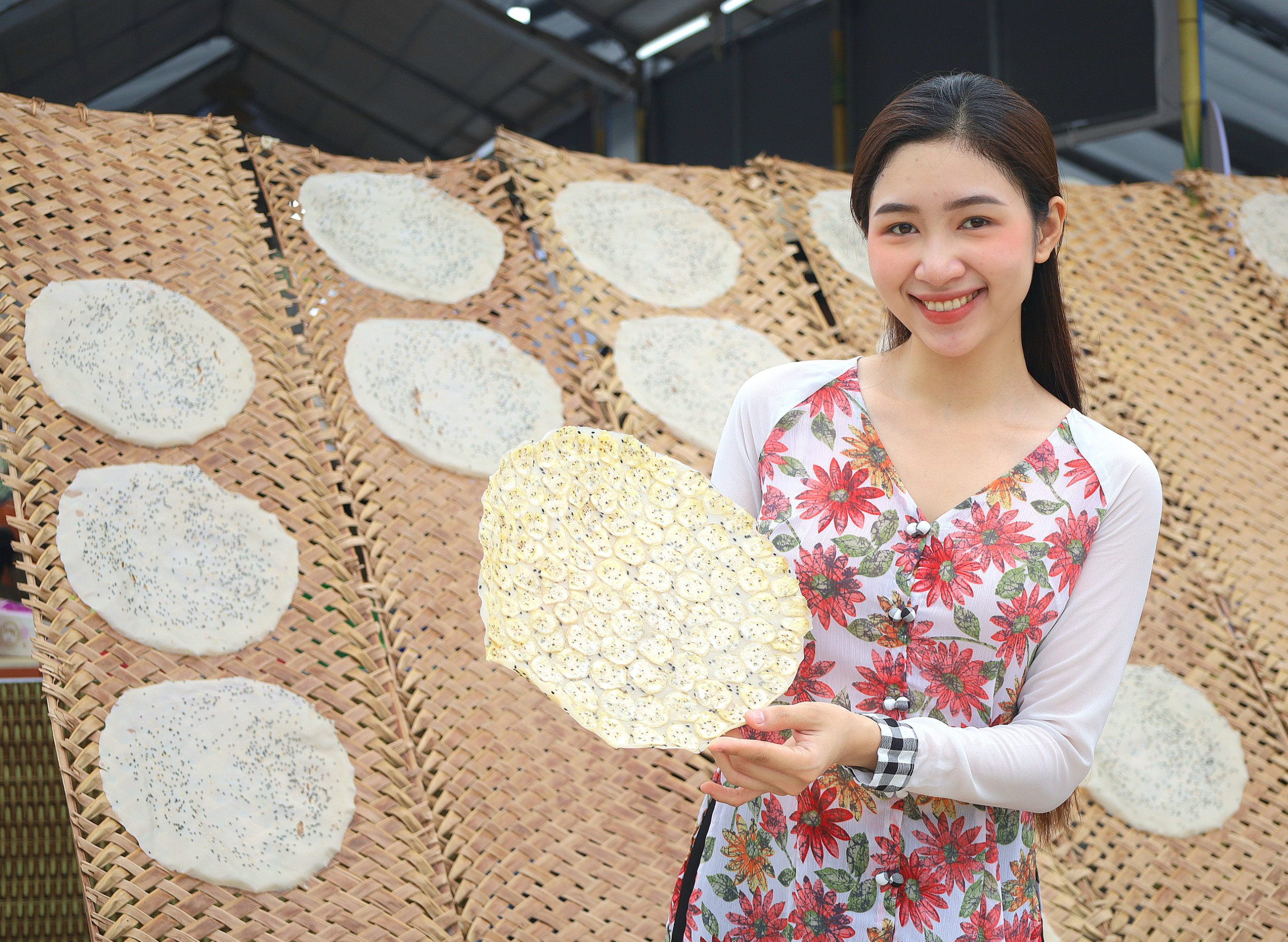 Di sản văn hoá phi vật thể Nghề thủ công truyền thống Nghề làm bánh tráng Thuận Hưng góp mặt tại lễ hội.