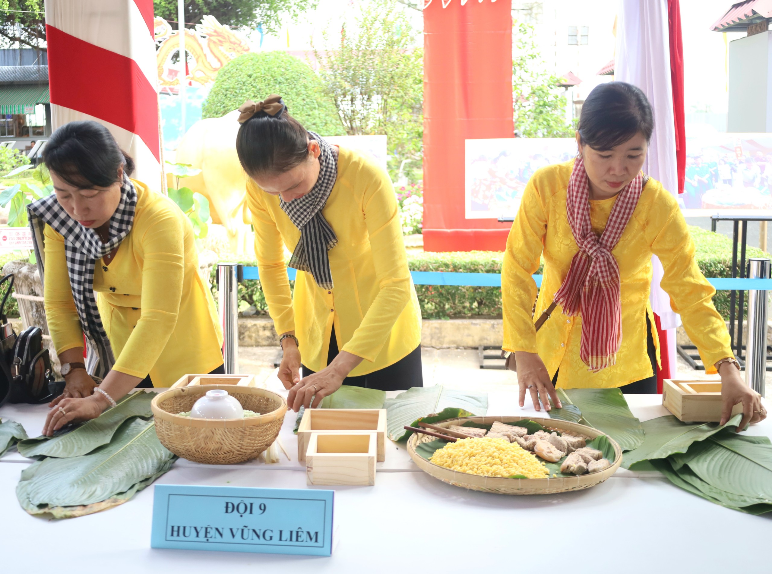 Đội huyện Vũng Liêm tham gia gói bánh chưng.