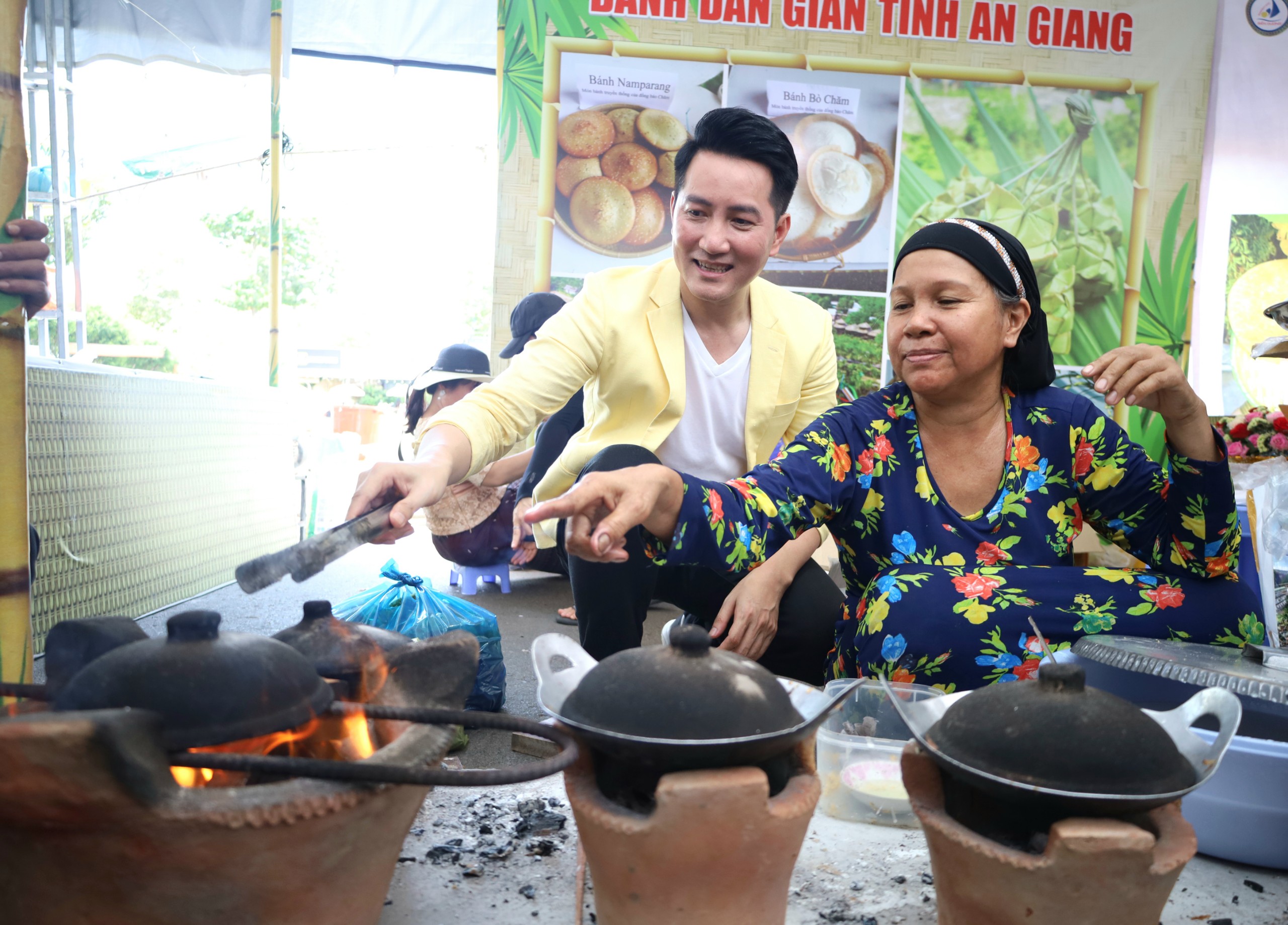Ca sĩ Nguyễn Phi Hùng trải nghiệm làm bánh cùng nghệ nhân làm bánh truyền thống người Chăm.