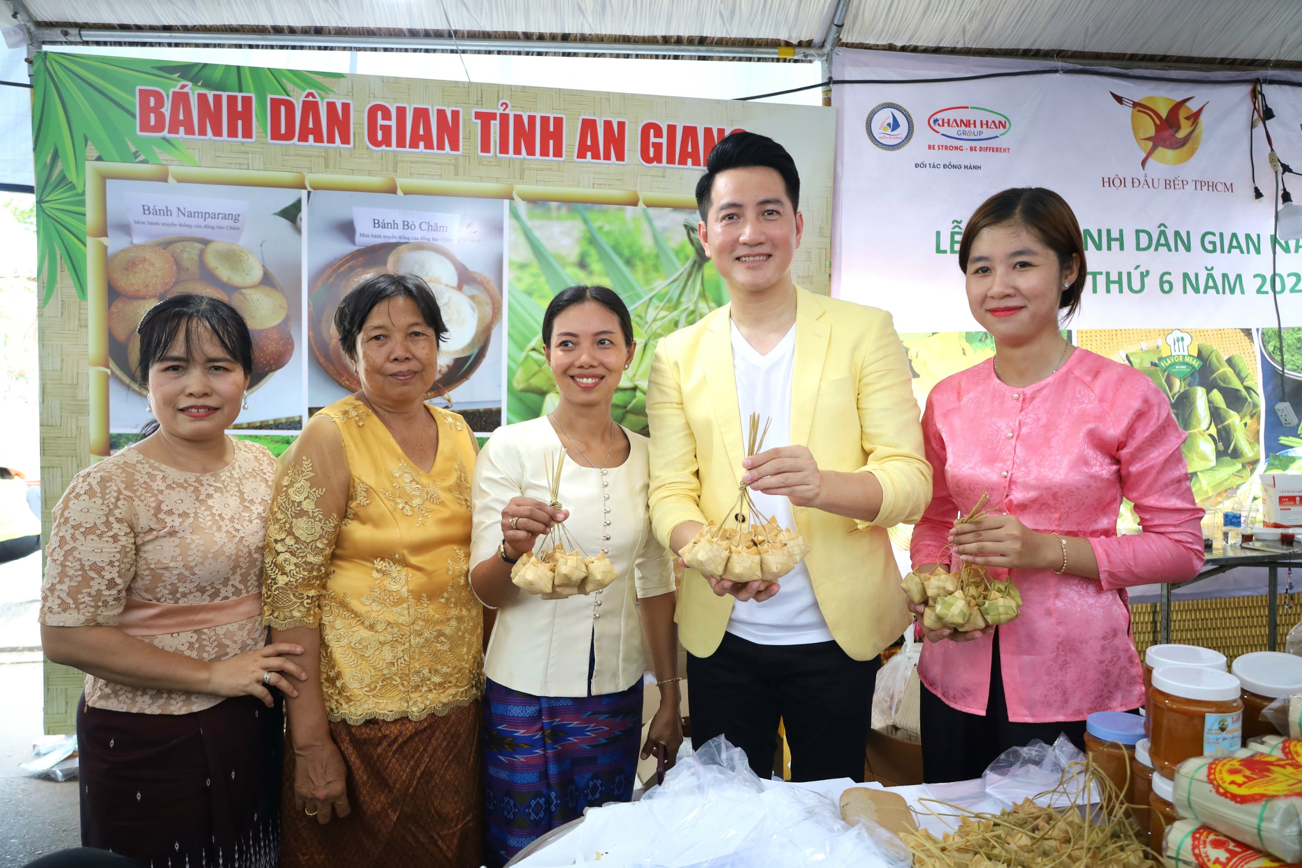 Ca sĩ Nguyễn Phi Hùng cùng các nghệ nhân làm bánh người Khmer.