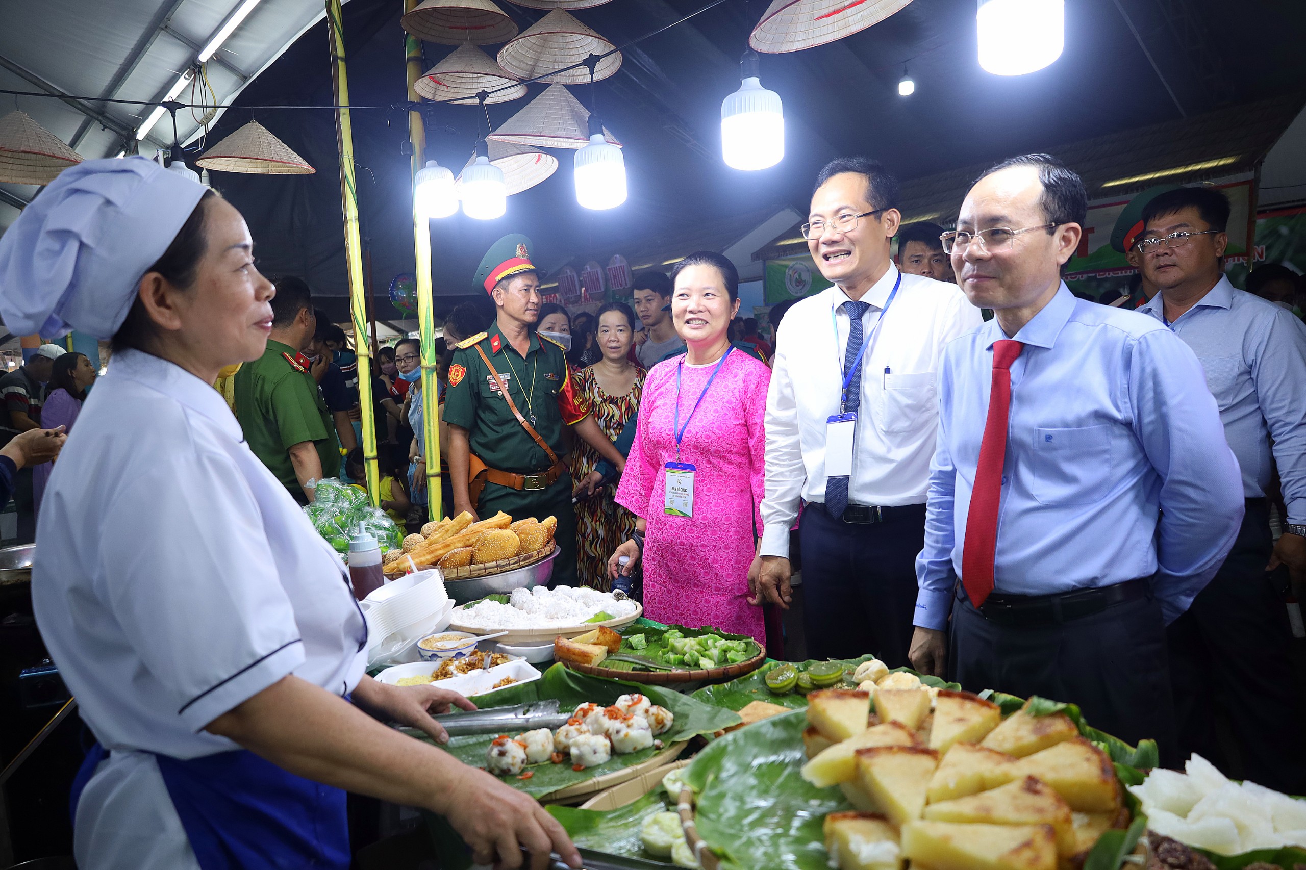 Ông Nguyễn Văn Hiếu - Ủy viên dự khuyết BCH Trung ương Đảng, Bí thư Thành ủy Cần Thơ trò chuyện cùng nghệ nhân tham gia lễ hội.