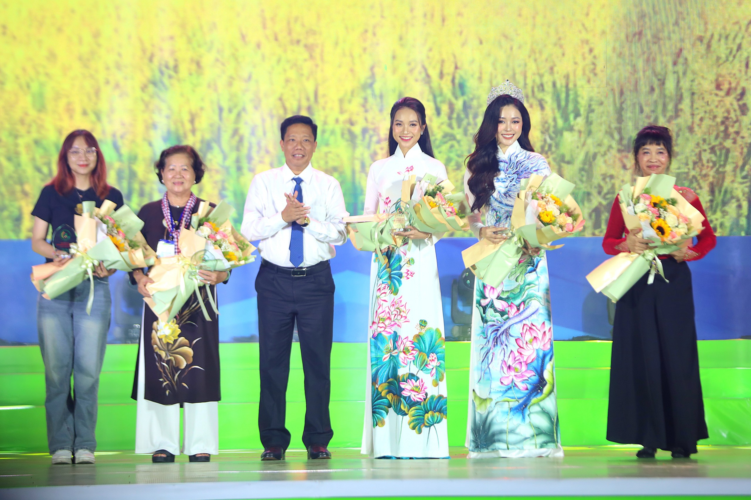 Ông Nguyễn Thực Hiện – Phó Chủ tịch UBND TP. Cần Thơ tặng hoa cám ơn các đơn vị, cá nhân đồng hành cùng lễ hội.