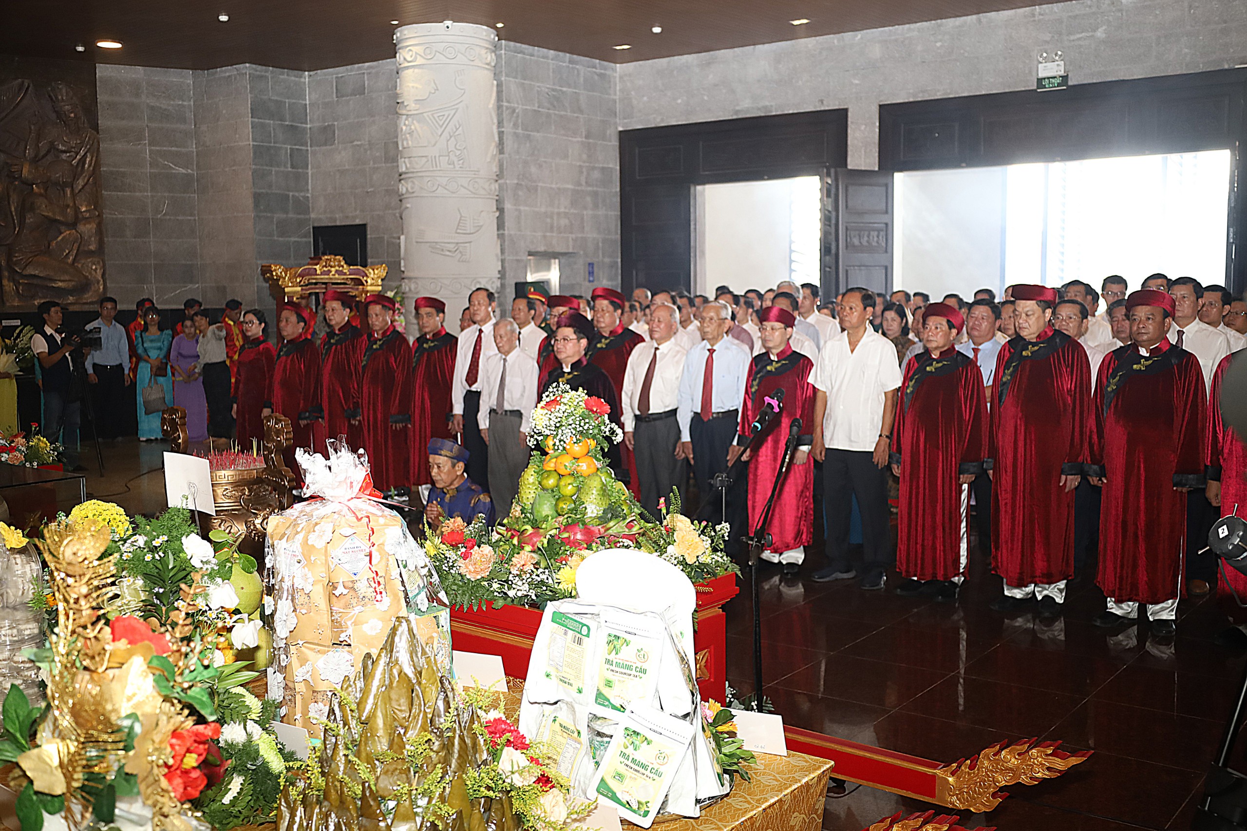 Thành ủy, Hội đồng Nhân dân, Ủy ban Nhân dân, Ủy ban MTTQ Việt Nam TP. Cần Thơ trang trọng tổ chức Lễ Giỗ Tổ Hùng Vương năm 2024.