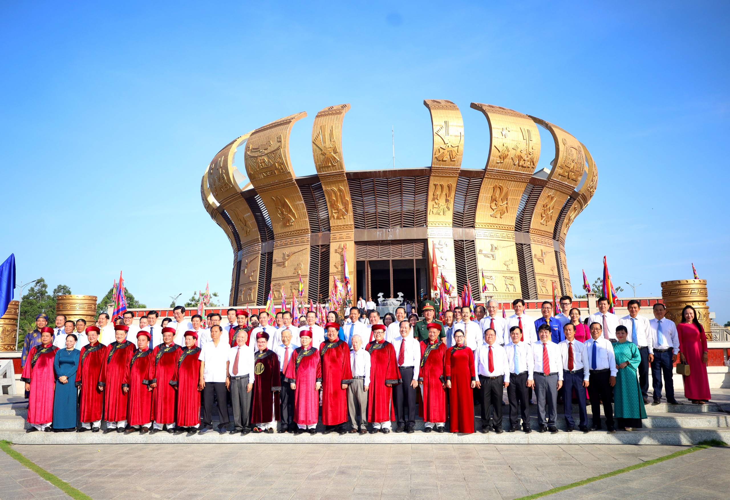 Các đại biểu chụp hình lưu niệm tại Đền thờ Vua Hùng TP. Cần Thơ.