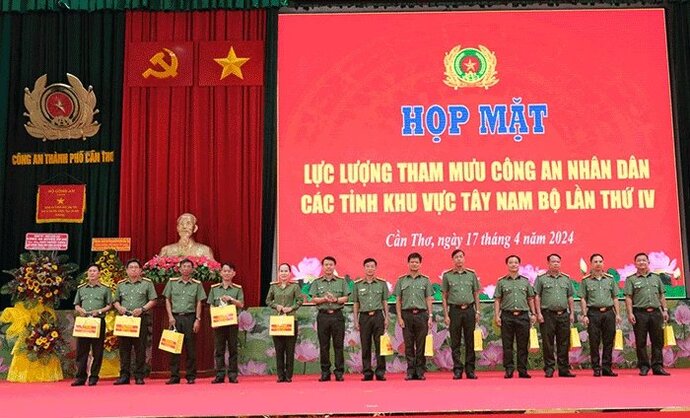Công an TP Cần Thơ trao quà lưu niệm cho Phòng Tham mưu Công an các tỉnh, thành khu vực Tây Nam bộ.