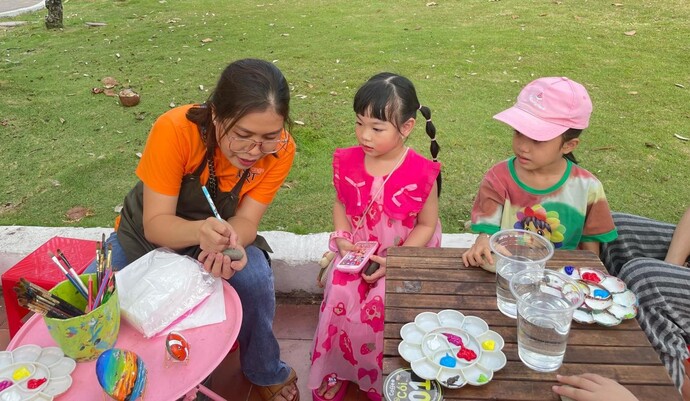 Workshop vẽ tranh trên đá.