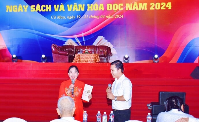 Toạ đàm 'Ngày Sách và Văn hoá đọc' do Hội VHNT tỉnh Cà Mau tổ chức.