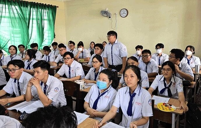 Học sinh lớp 12 Trường THPT Nguyễn Việt Hồng trong giờ học, chuẩn bị cho thi tốt nghiệp THPT sắp tới . Ảnh: B.NG.
