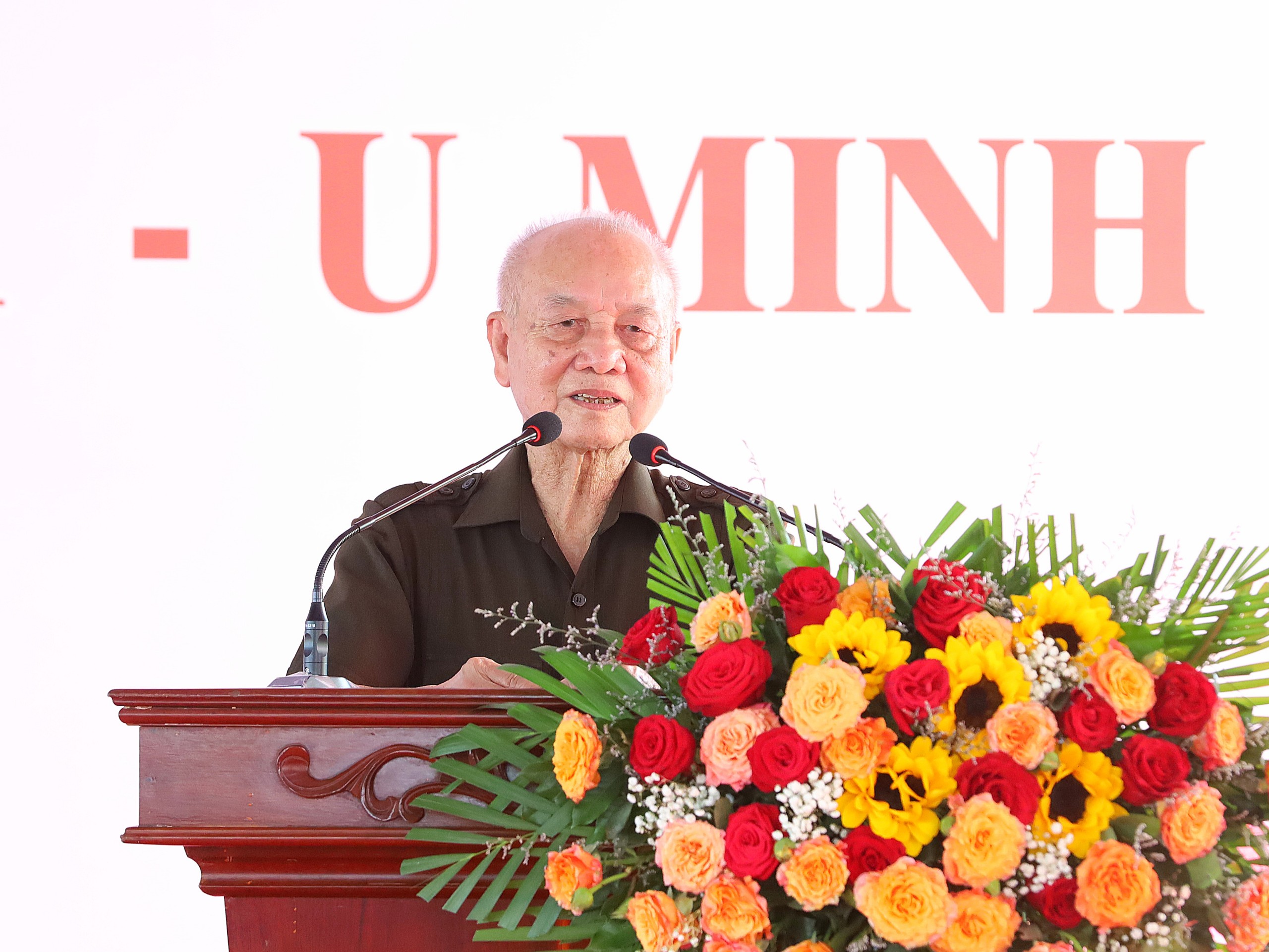 Đại tướng Phạm Văn Trà, Anh hùng LLVT nhân dân, nguyên Ủy viên Bộ Chính trị, nguyên Bộ trưởng Bộ Quốc phòng phát biểu ôn lại truyền thống anh hùng của Trung đoàn 1 - U Minh.