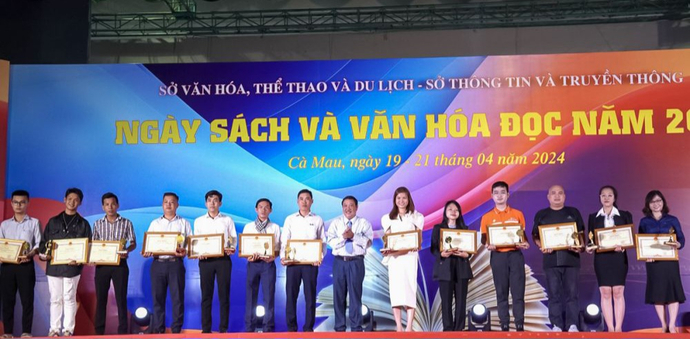 Ông Trần Hiếu Hùng - Giám đốc Sở Văn hóa, Thể thao và Du lịch tỉnh Cà Mau trao bằng khen cho các đơn vị có nhiều đóng góp cho sự kiện.