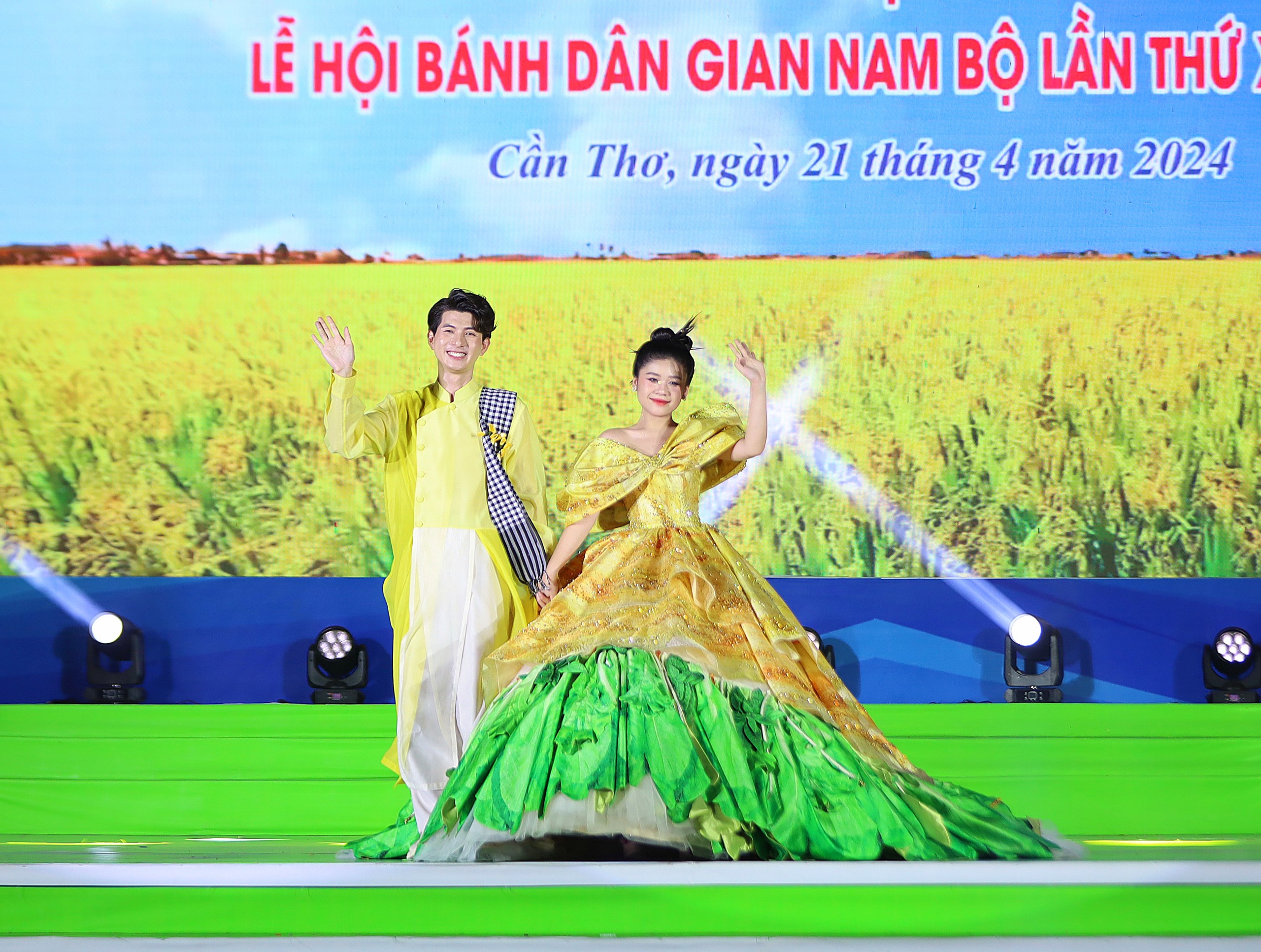 Trình diễn bộ thời trang bánh xèo của Nhà thiết kế Nguyễn Minh Công với mong muốn lan tỏa thông điệp bảo tồn và phát huy những giá trị văn hóa ẩm thực đặc sắc Nam Bộ.