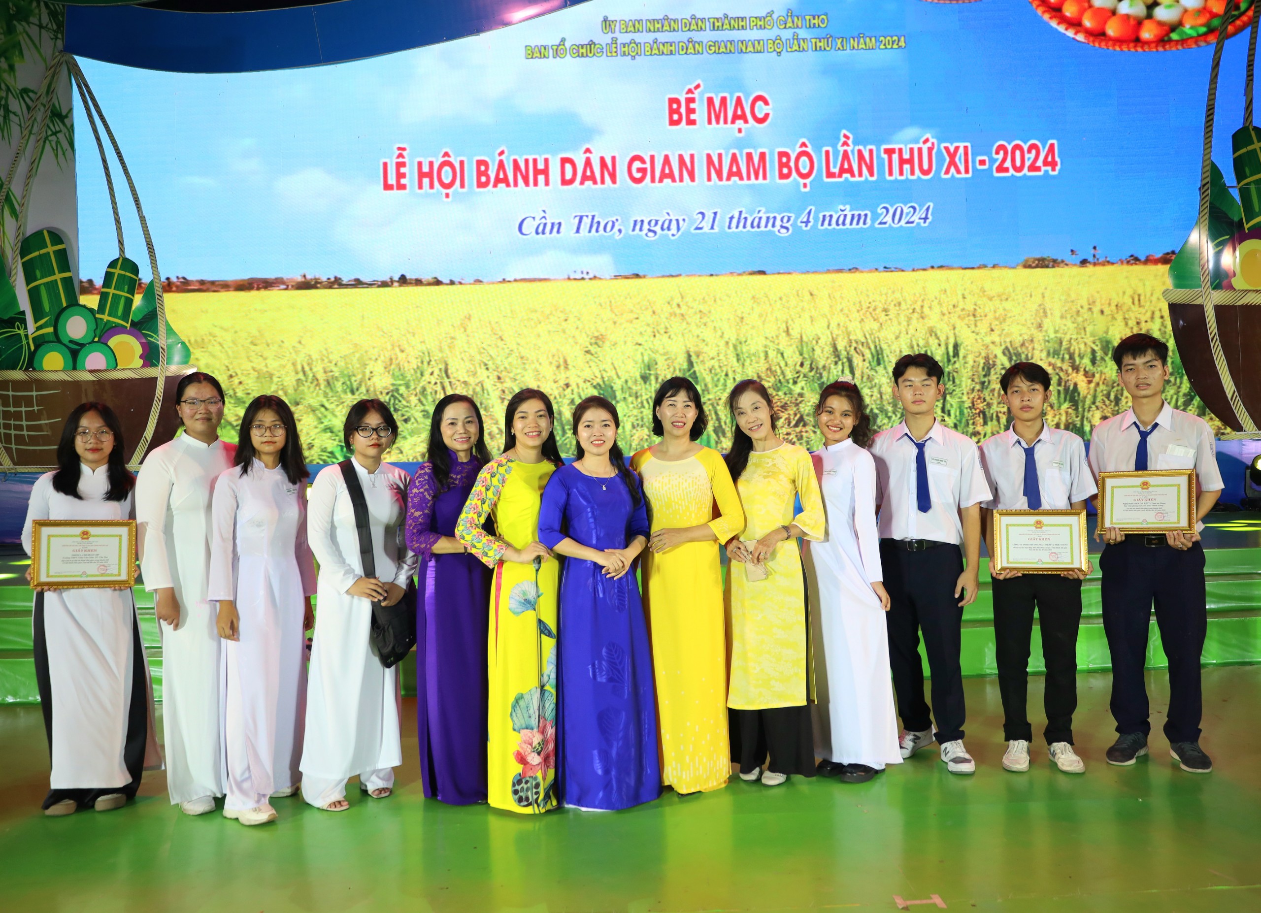 Học sinh Trường THPT Châu Văn Liêm, TP. Cần Thơ xuất sắc đạt 1 giải A và 4 giải B tại Hội thi bánh dân gian Nam bộ.