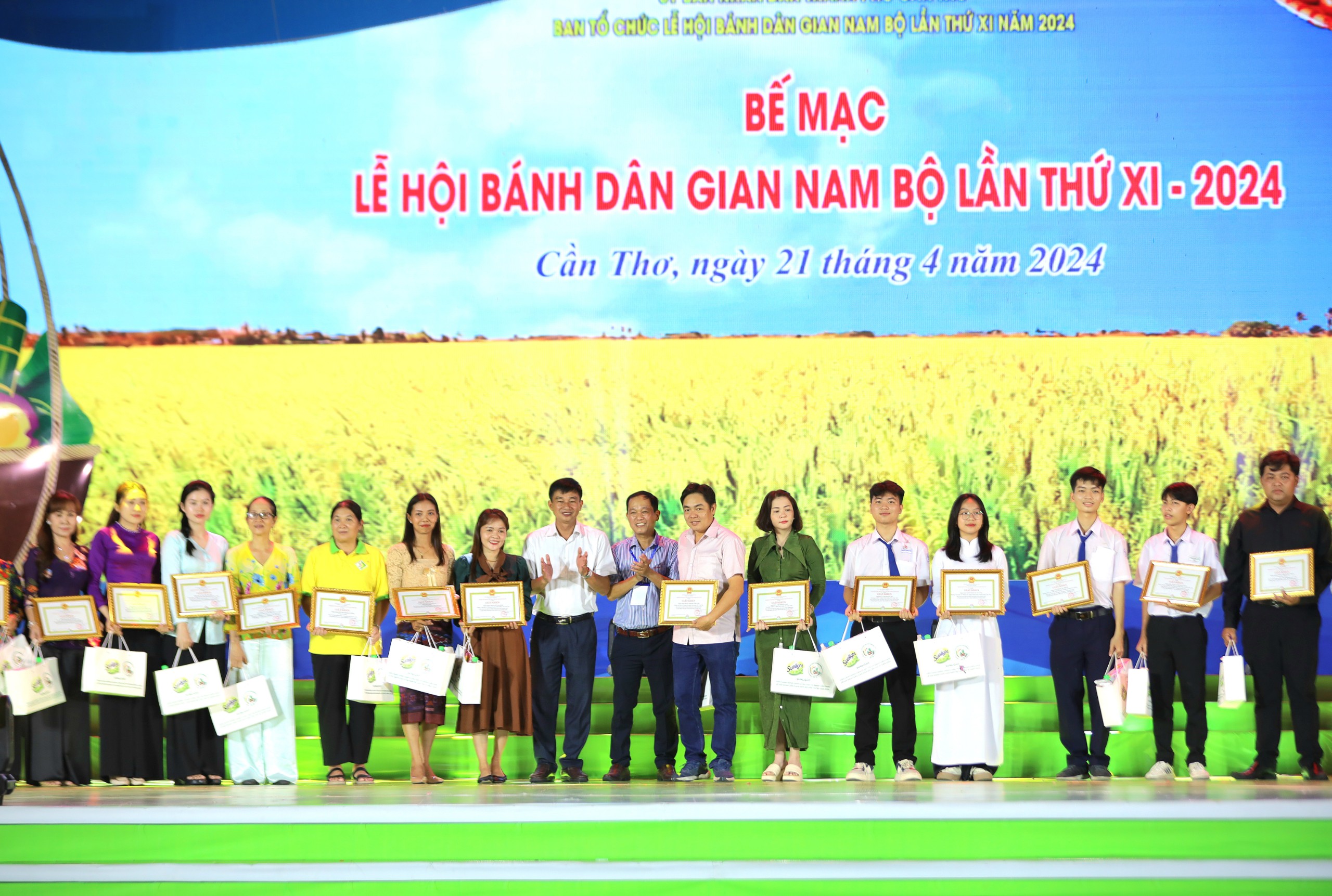 Ông Trương Công Quốc Việt - Phó Giám đốc Sở Văn hóa, Thể thao và Du lịch TP. Cần Thơ và ông Lê Phước Lợi - Phó Chủ tịch UBND quận Bình Thủy trao Giải B cho các đơn vị, cá nhân.