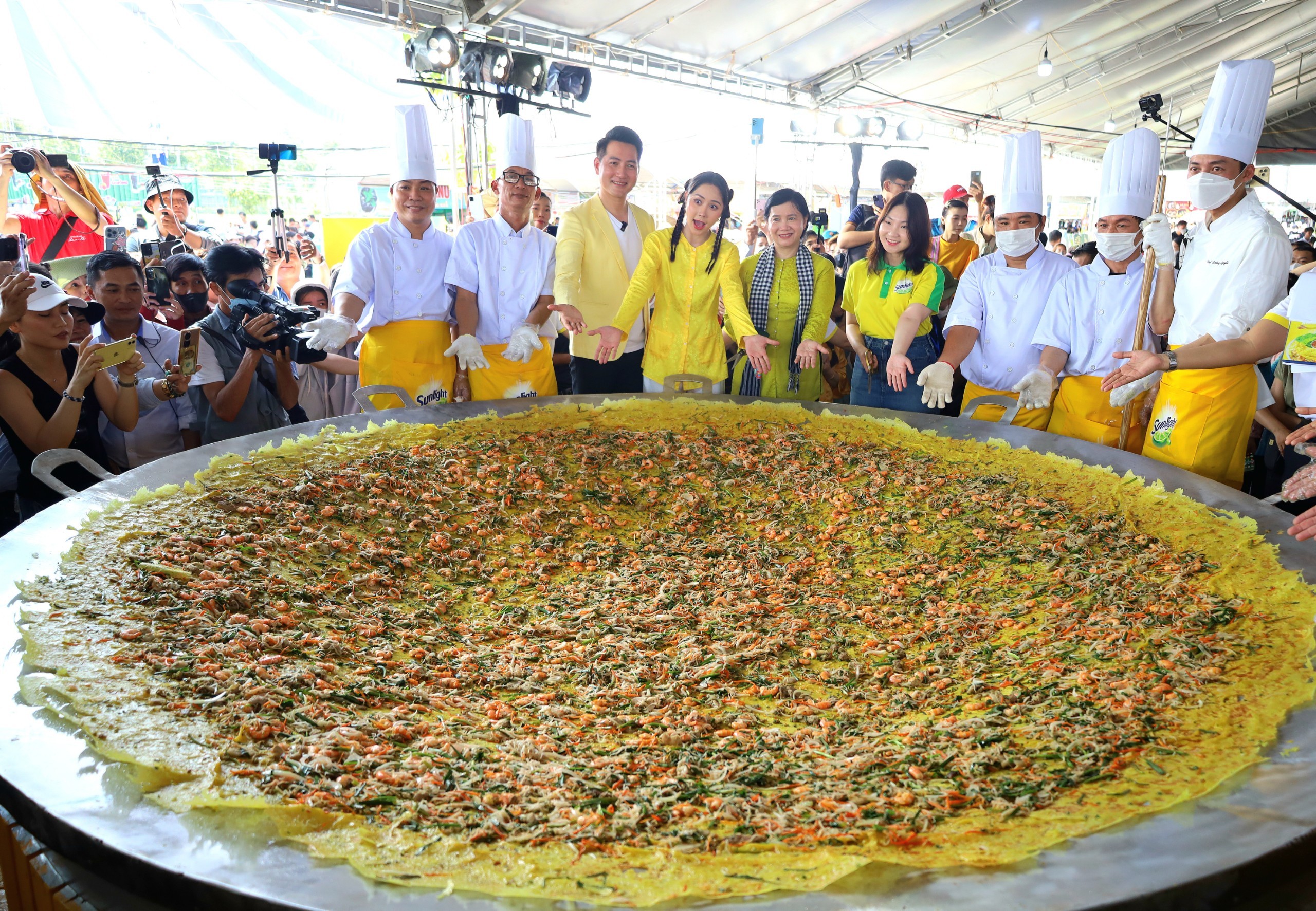 Ca sĩ Nguyễn Phi Hùng và Diễn viên Tường Vi cùng các nghệ nhân thực hiện và chiêu đãi miễn phí bánh xèo khổng lồ đường kính 3 mét.