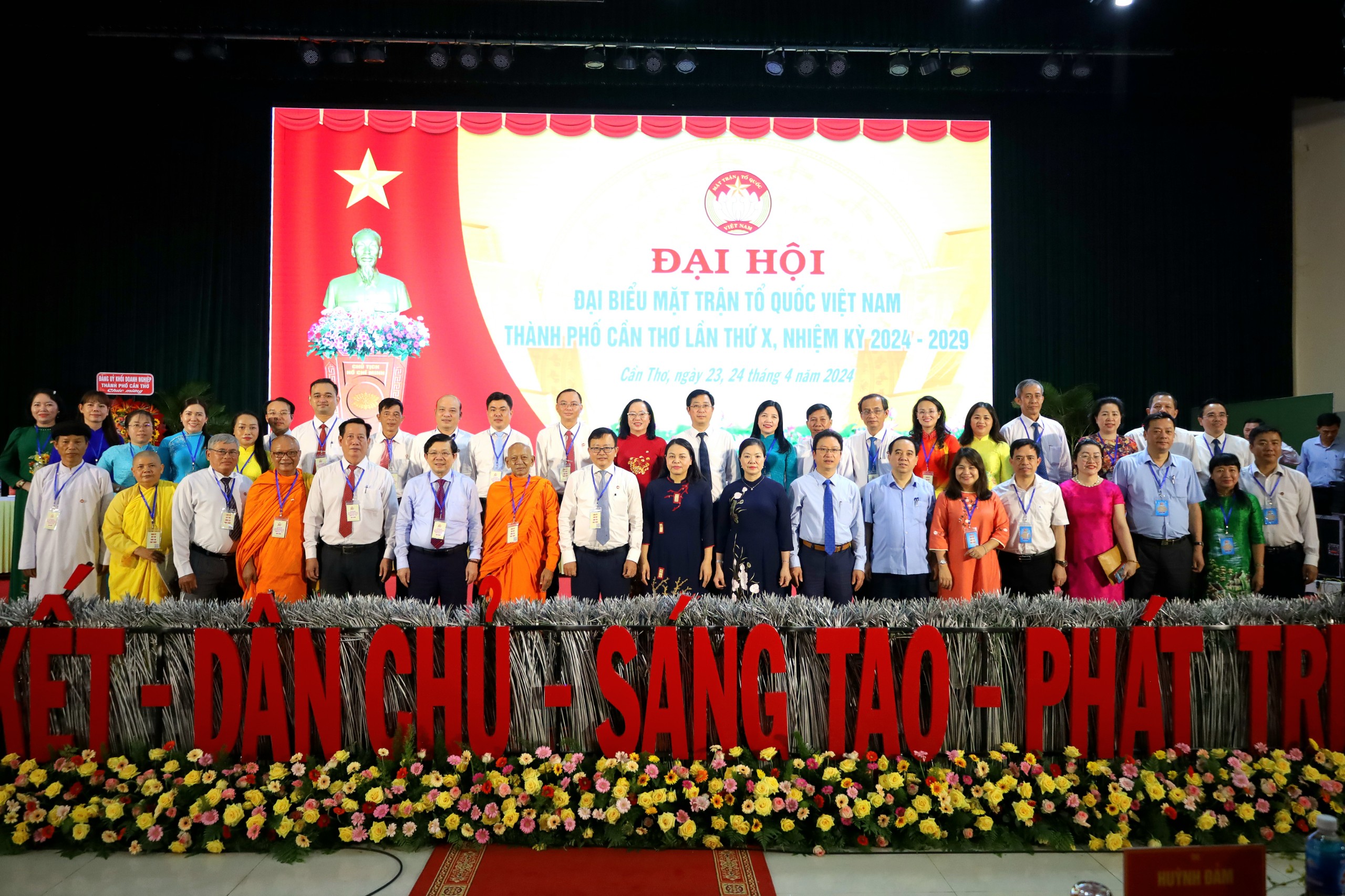 Lãnh đạo Ủy ban MTTQ Việt Nam và TP. Cần Thơ chụp hình lưu niệm cùng các đoàn đại biểu tham dự Đại hội.