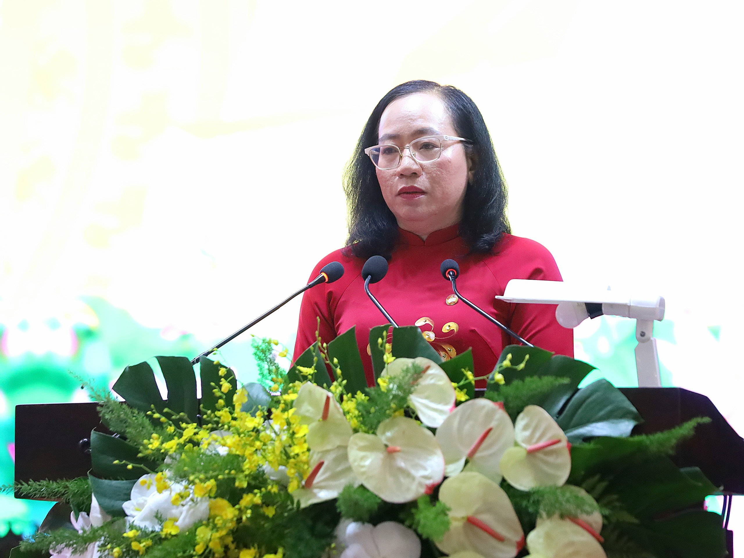 Bà Nguyễn Thúy Hằng - Phó Chủ tịch Ủy ban MTTQ Việt Nam TP. Cần Thơ thông qua nội dung chương trình làm việc tại Đại hội.