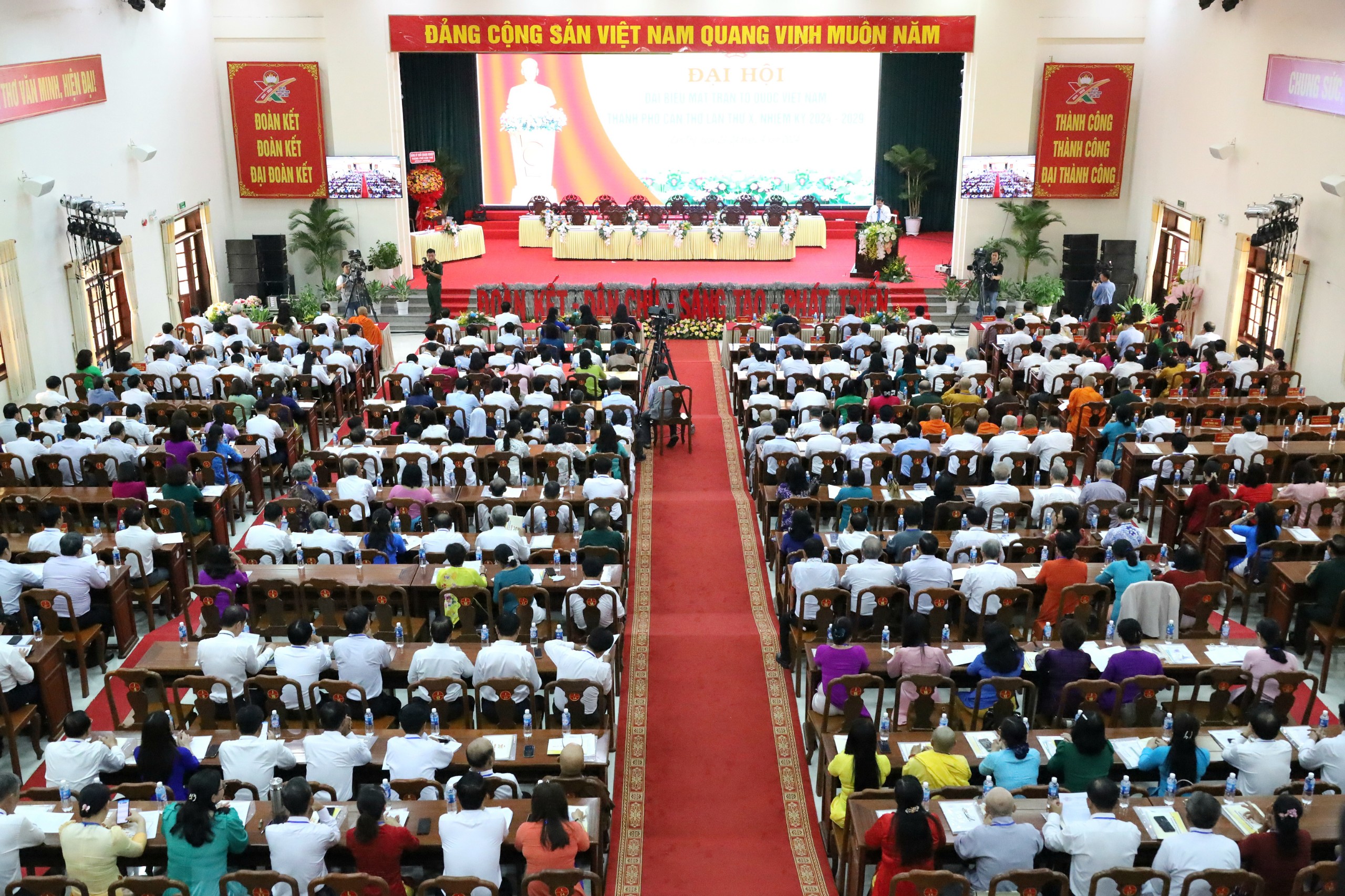 Toàn cảnh phiên làm việc thứ nhất, Đại hội đại biểu MTTQ Việt Nam TP. Cần Thơ lần thứ X, nhiệm kỳ 2024-2029.