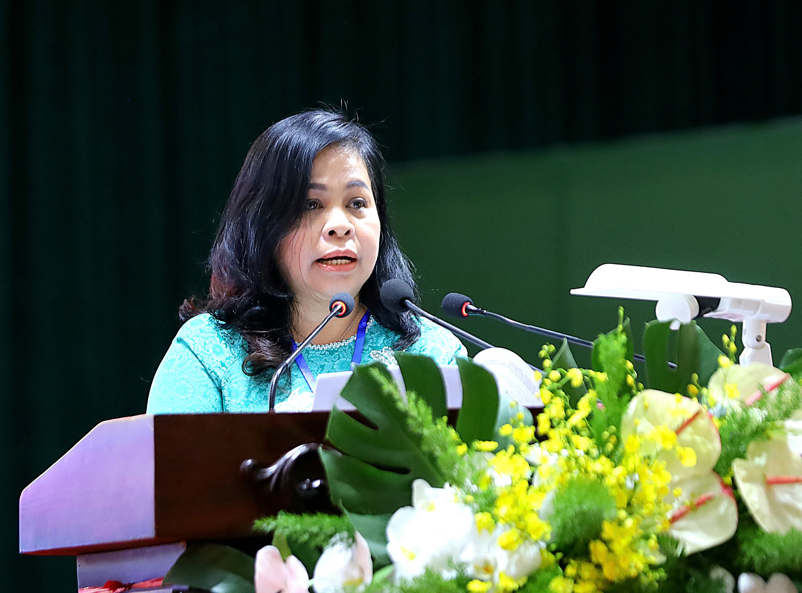 Bà Lê Thị Thanh Giang - Chủ tịch Liên hiệp các tổ chức hữu nghị TP. Cần Thơ trình bày tham luận về phối hợp giữa Liên hiệp các tổ chức hữu nghị thành phố với Ủy ban MTTQ Việt Nam thành phố về công tác đối ngoại nhân dân.
