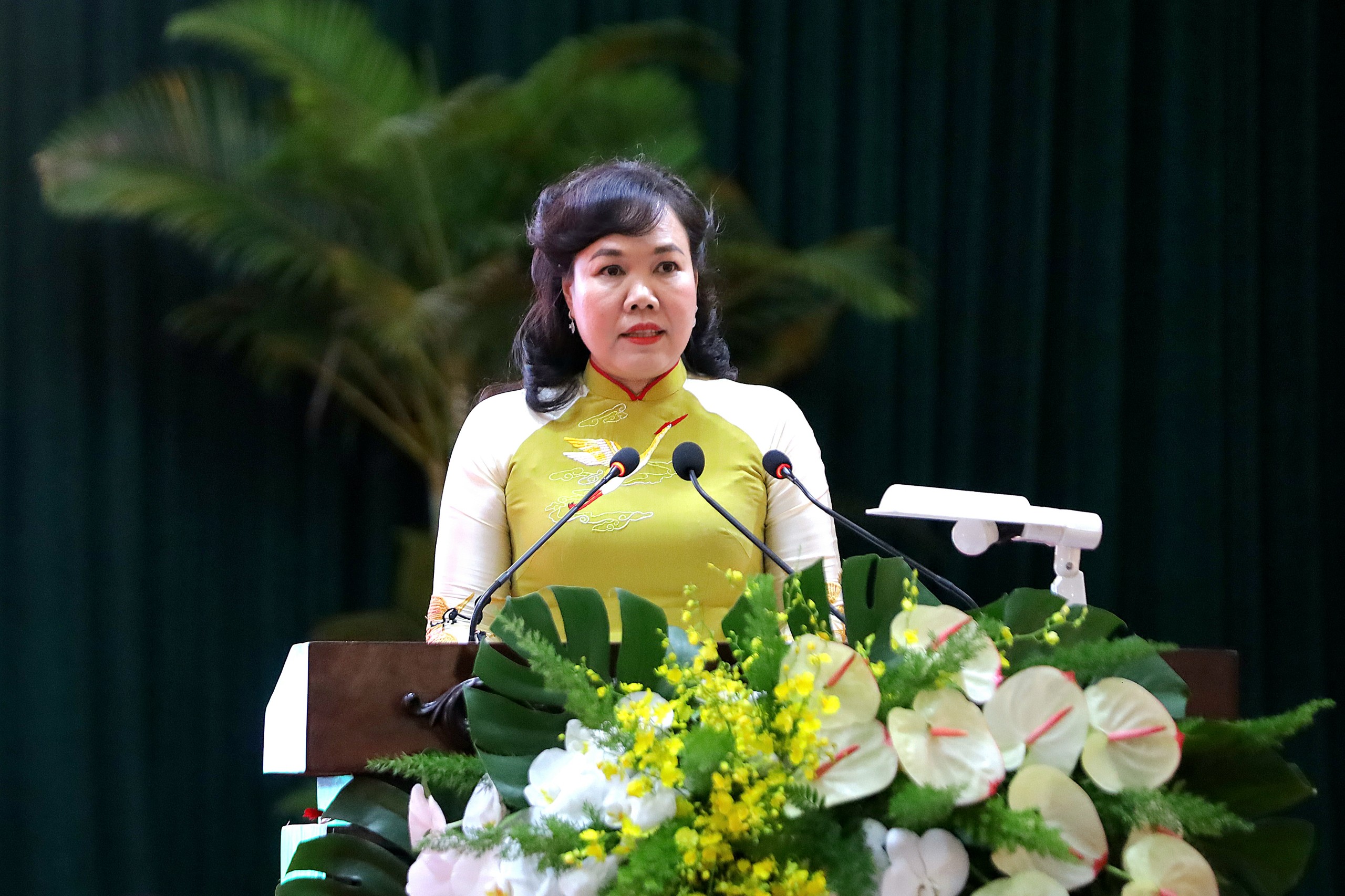 Bà Võ Kim Thoa - Chủ tịch Hội LHPN TP. Cần Thơ trình bày tham luận về Đẩy mạnh tuyên truyền cán bộ, hội viên, phụ nữ tích cực hưởng ứng Cuộc vận động “Người Việt Nam ưu tiên dùng hàng Việt Nam”.