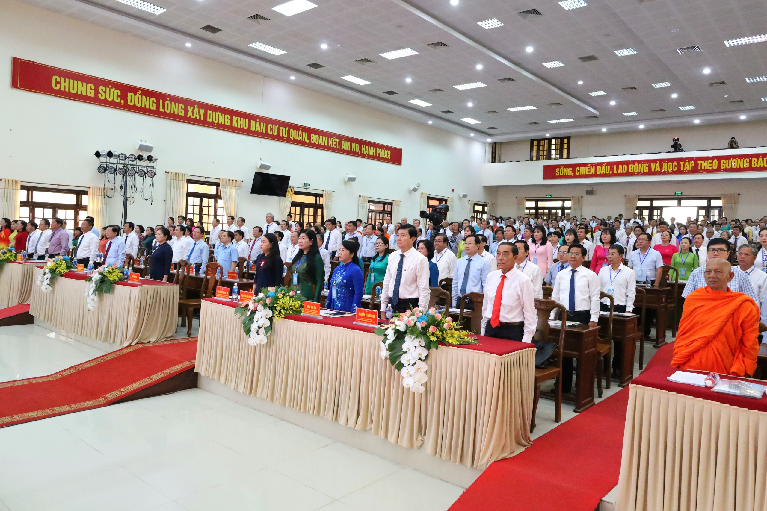 Các đại biểu tham dự Đại hội đại biểu MTTQ Việt Nam TP. Cần Thơ thực hiện nghi thức chào cờ.
