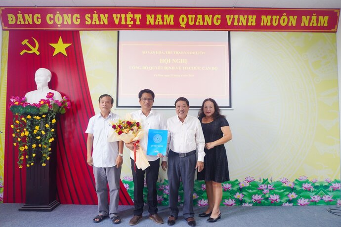 Ông Trần Hiếu Hùng, Tỉnh ủy viên, Giám đốc Sở Văn hóa, Thể thao và Du lịch tỉnh Cà Mau (thứ 2 từ phải sang) trao quyết định bổ nhiệm chức vụ Phó trưởng đoàn Đoàn Cải lương Hương Tràm cho ông Lâm Chí Nghiệm.